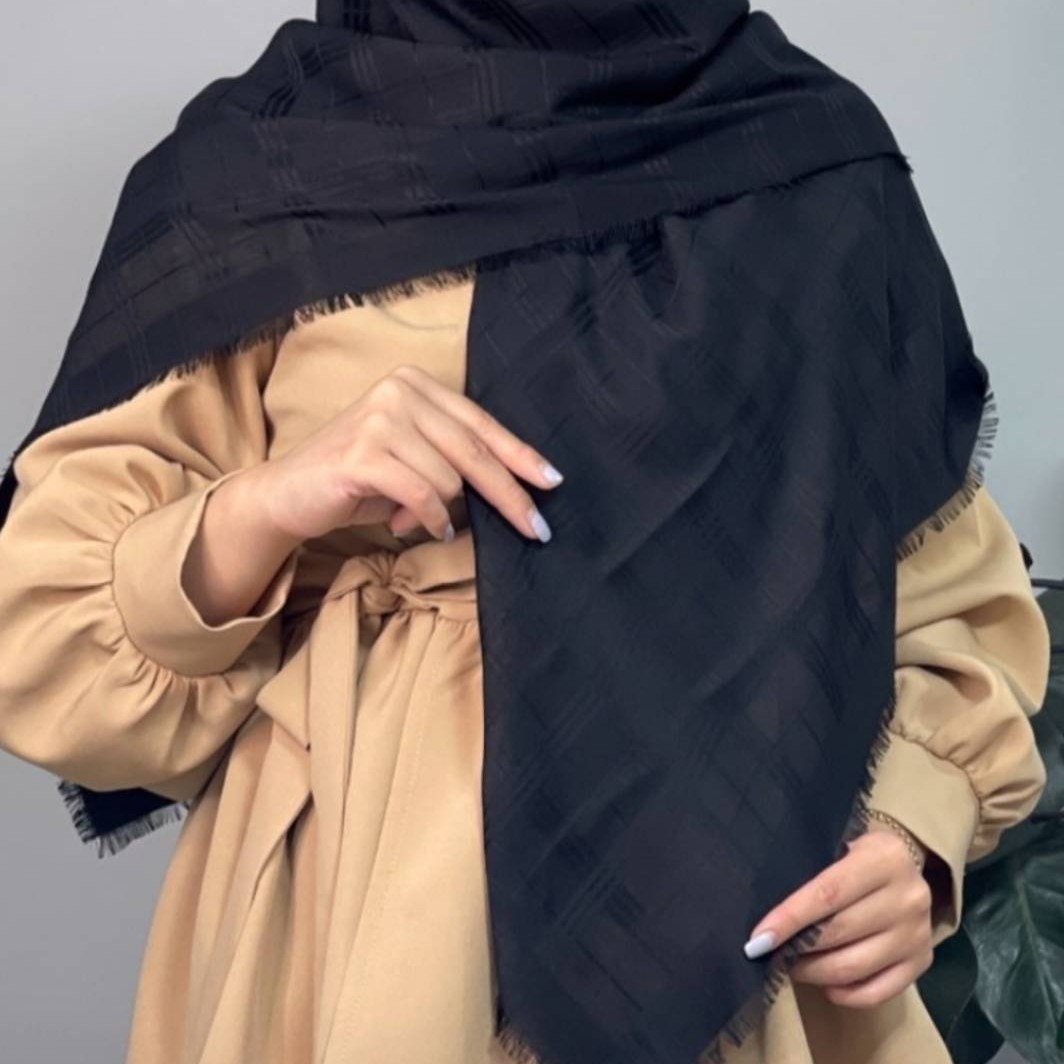 روسری مشکی تابستانی قواره 120دور ریش با طرح چهار خونه بسیار سبک و راحت