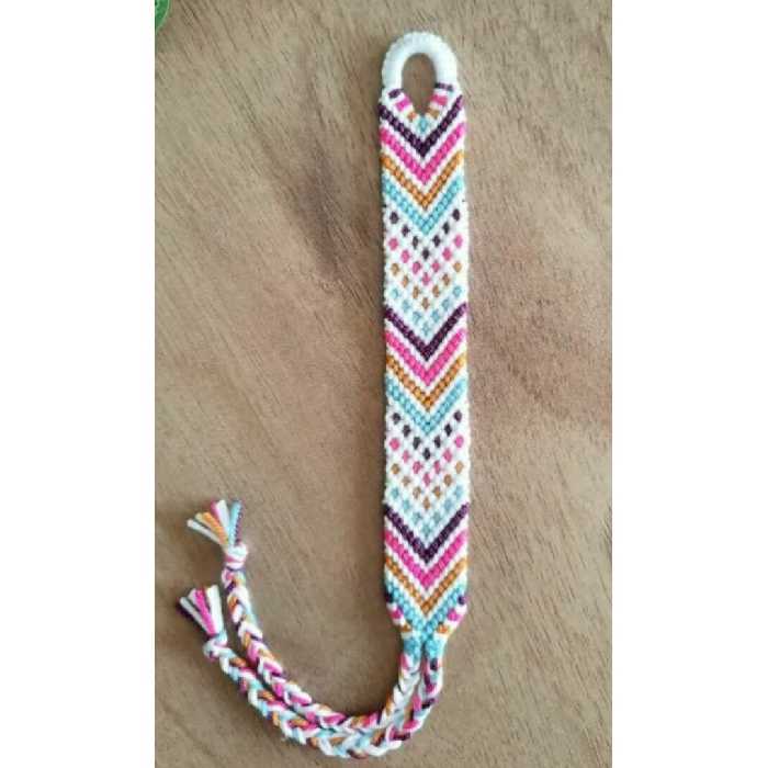 دستبند دوستی دستبافت طرح سنتی زمینه سفید