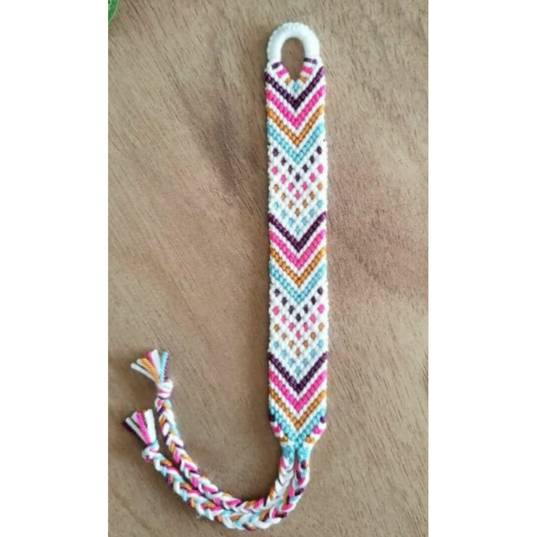 دستبند دوستی دستبافت طرح سنتی زمینه سفید