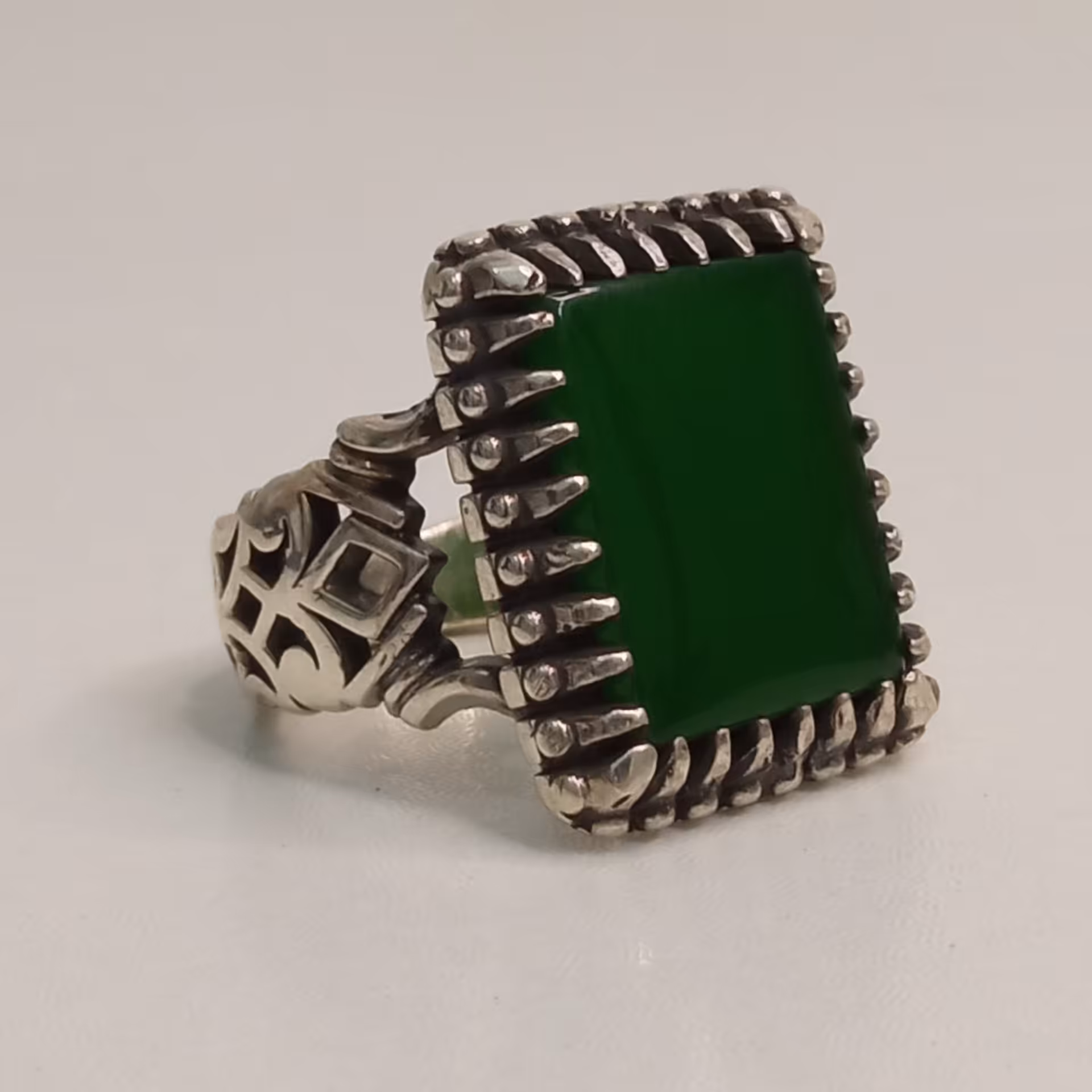 انگشتر مردانه یشم ختن خوش رنگ رکاب نقره سایز قابل تغییر