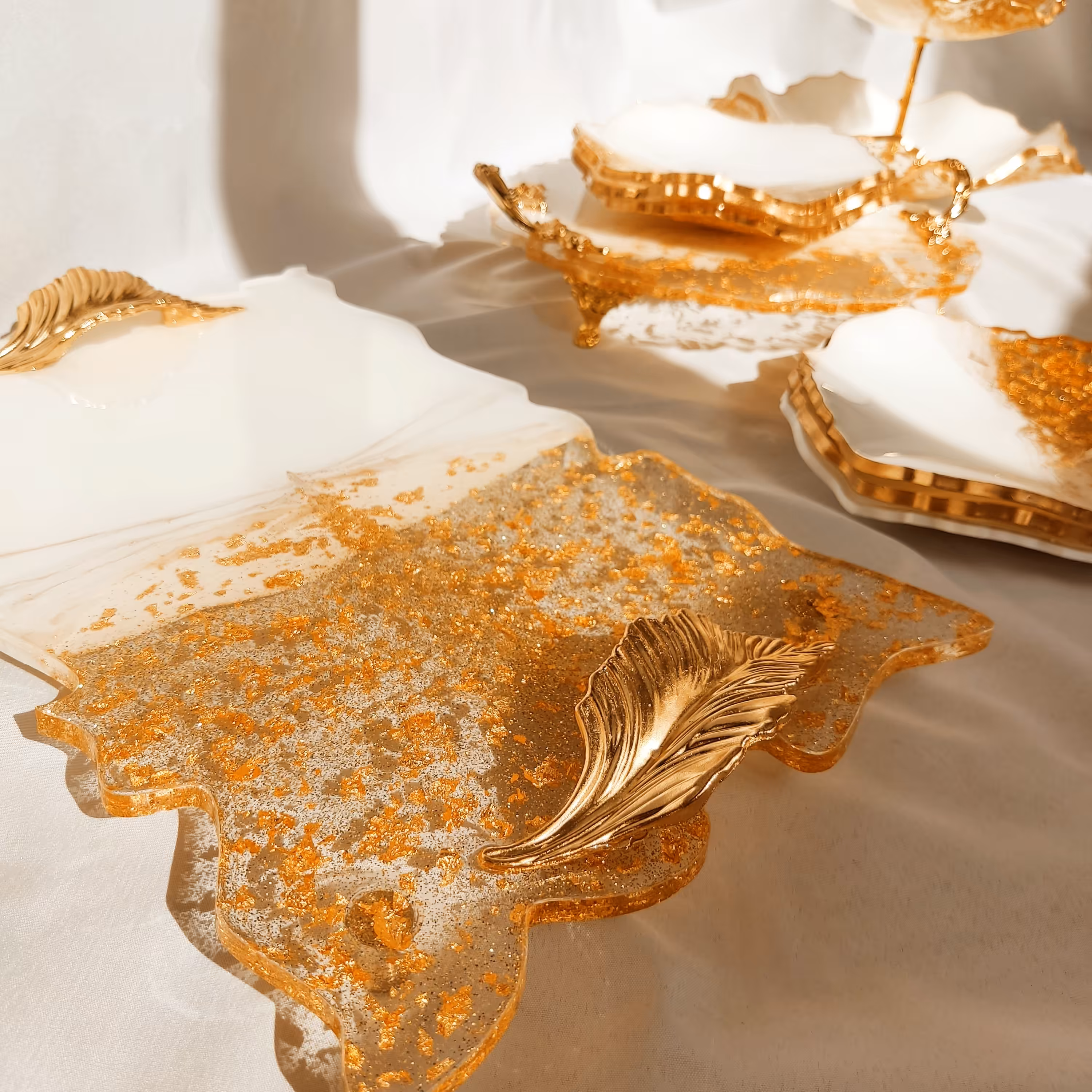 ست  بشقاب و سینی پذیرایی  تمام رزین پایه دار  کارشده با ورق طلا