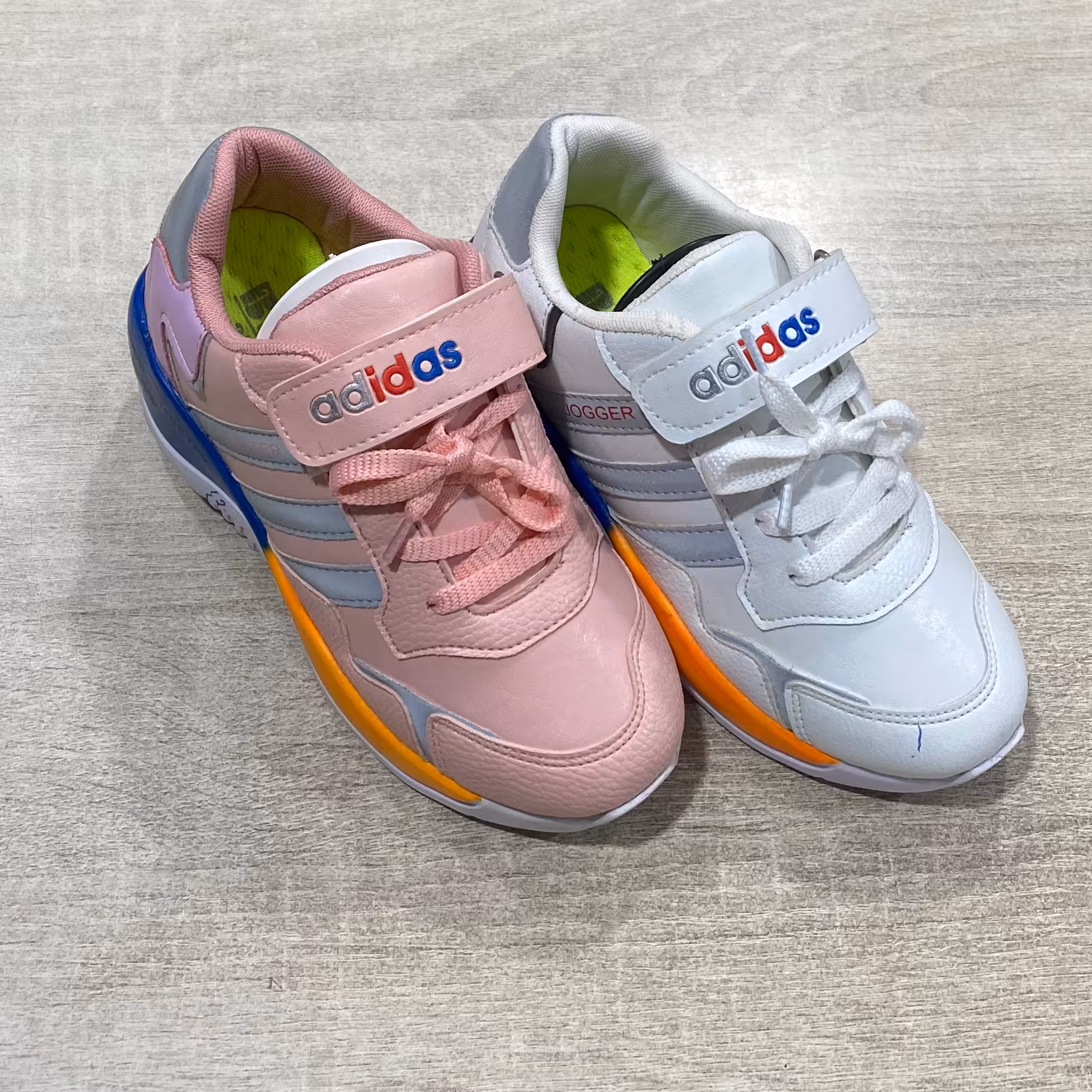 کفش اسپورت درجه یک adidas.زیرهpuو رویه باکیفیت.مقاوم سبک.شیک راحت.دخترپسر.31تا36