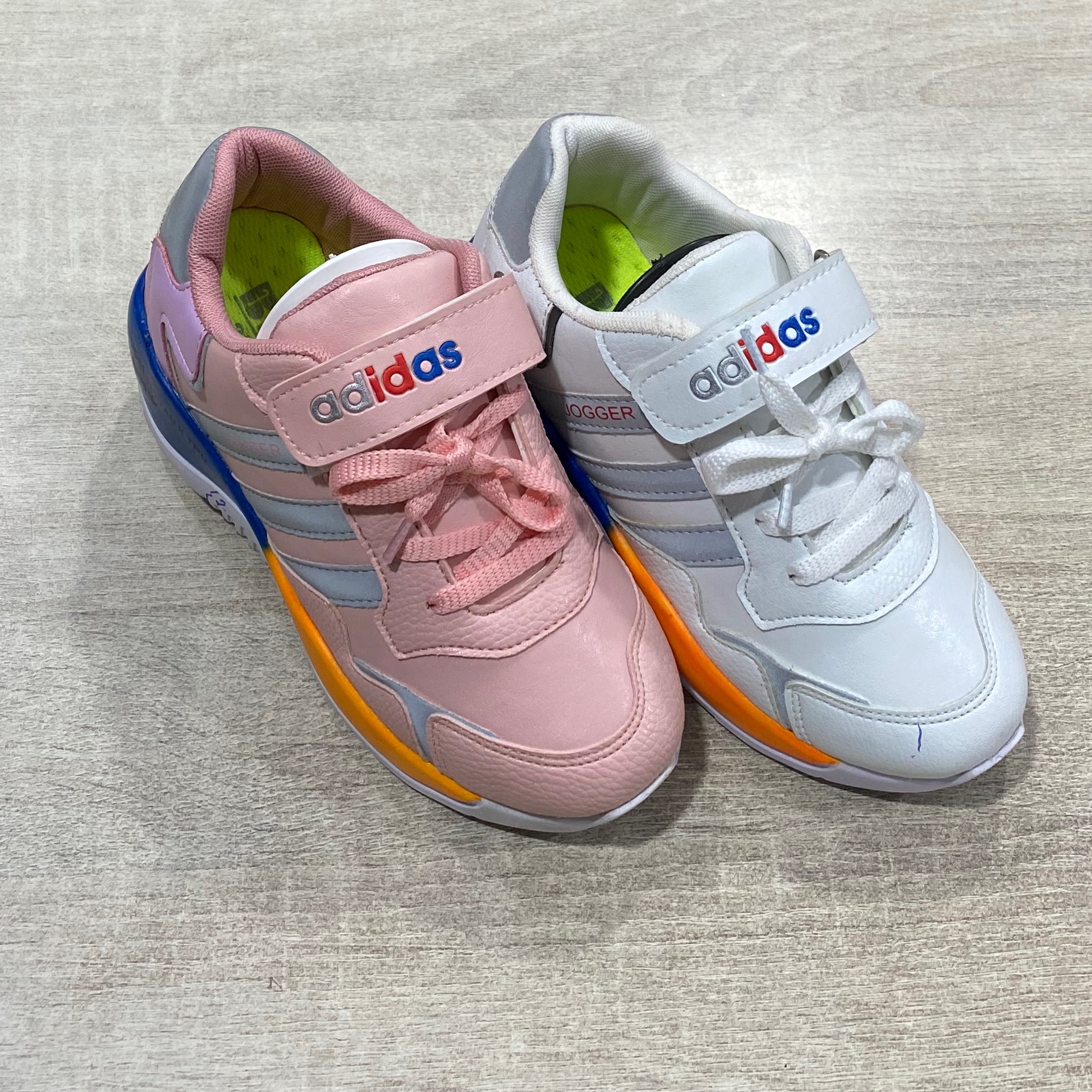 کفش اسپورت درجه یک adidas.زیرهpuو رویه باکیفیت.مقاوم سبک.شیک راحت.دخترپسر.31تا36