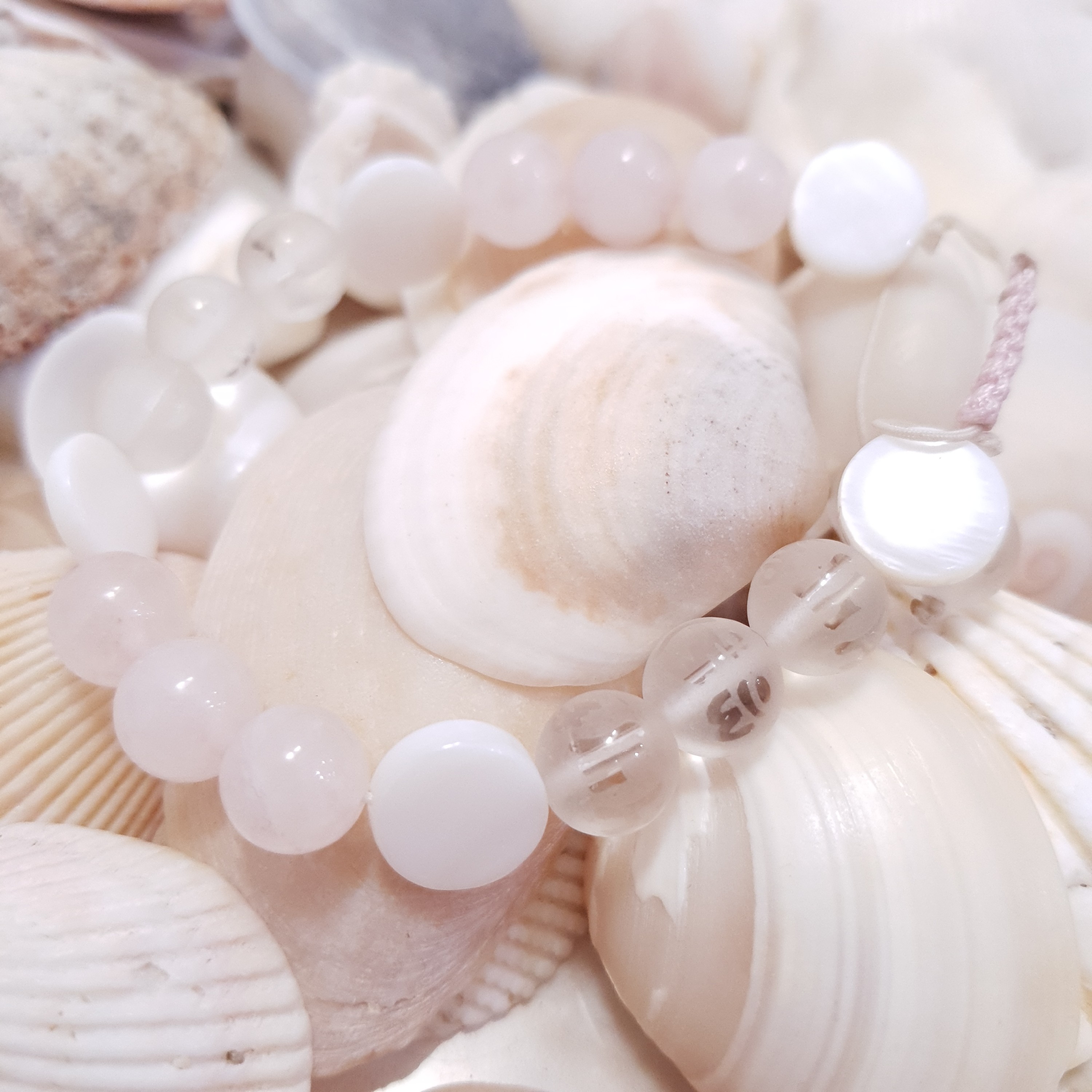 دستبند  سنگ رز کوارتز  و کوارتز شفاف و صدف