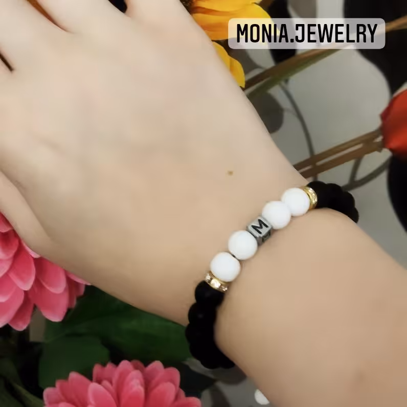 دستبند حروف سیاه و سفید سنگی