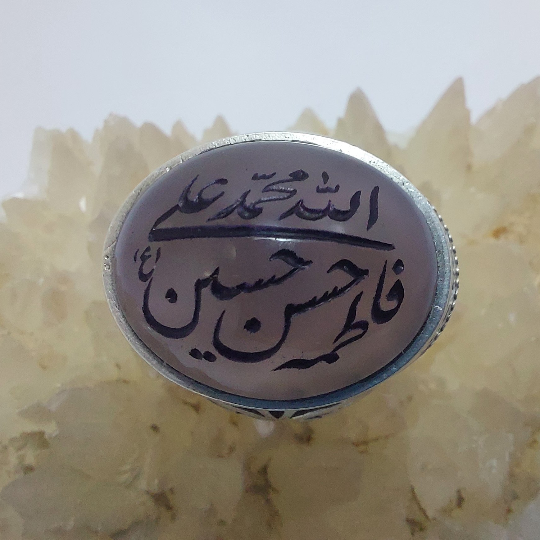 انگشتر نقره عیار 925 با نگین عقیق سوسنی تراش دامله و پولیش عالی با حکاکی نام مبارک پنج تن