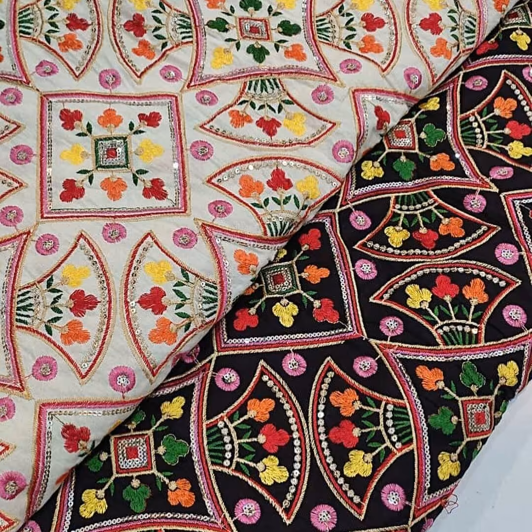 پارچه لینن سوزن دوزی هندی زمینه مشکی و سفید 