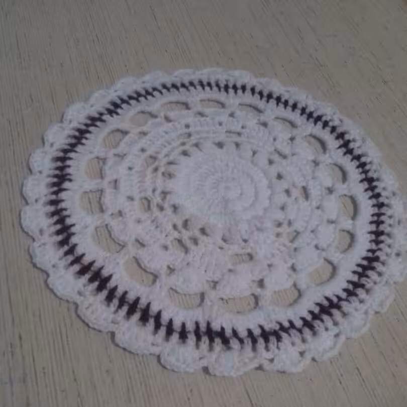 زیر بشقابی قلاب بافی سفید خط دور زرشکی (6تایی )