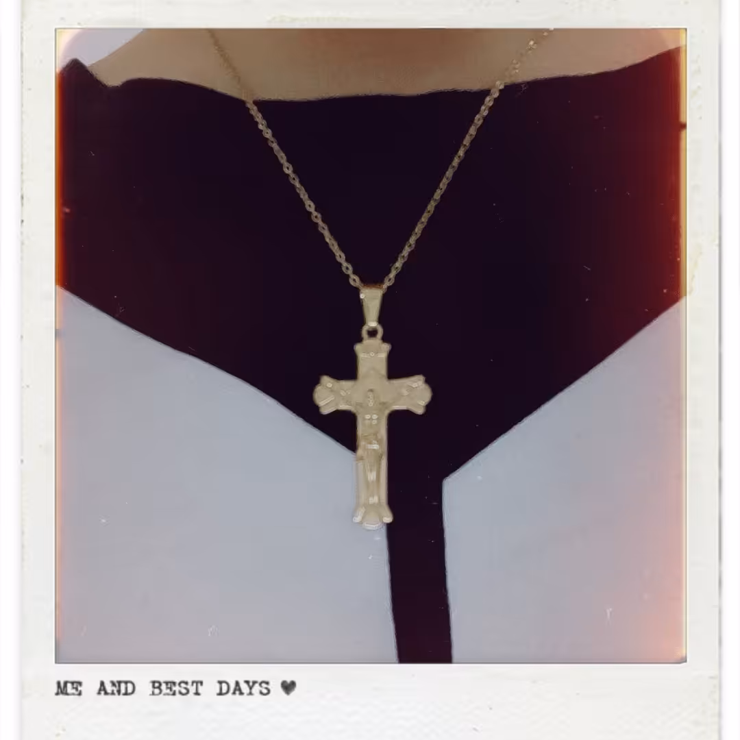 گردنبند صلیب رنگ طلایی سایز کوچیک وسطش هم ایسی مسیح داره