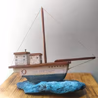 کشتی مینیاتوری کوچک روی پایه