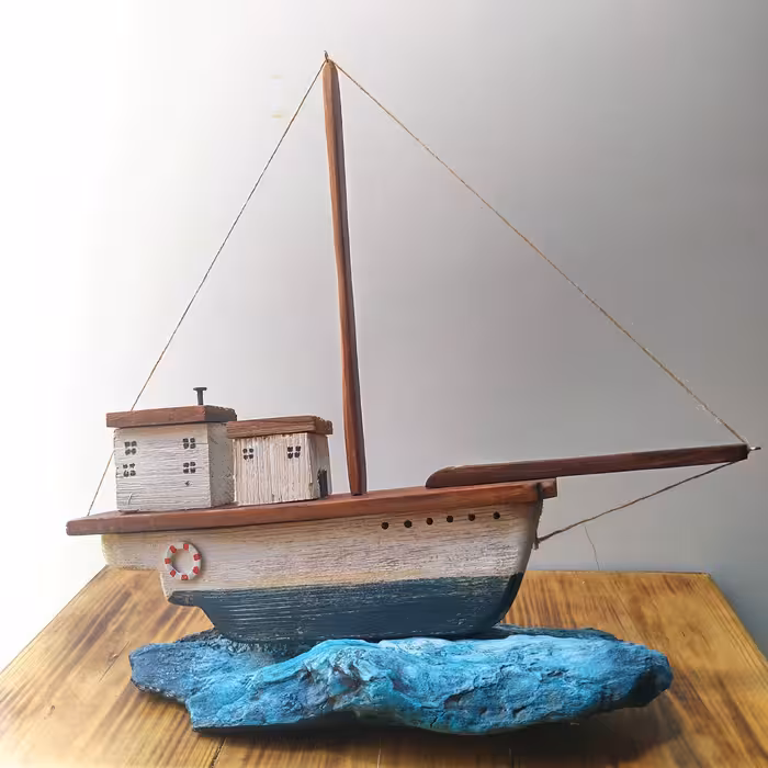 کشتی مینیاتوری کوچک روی پایه