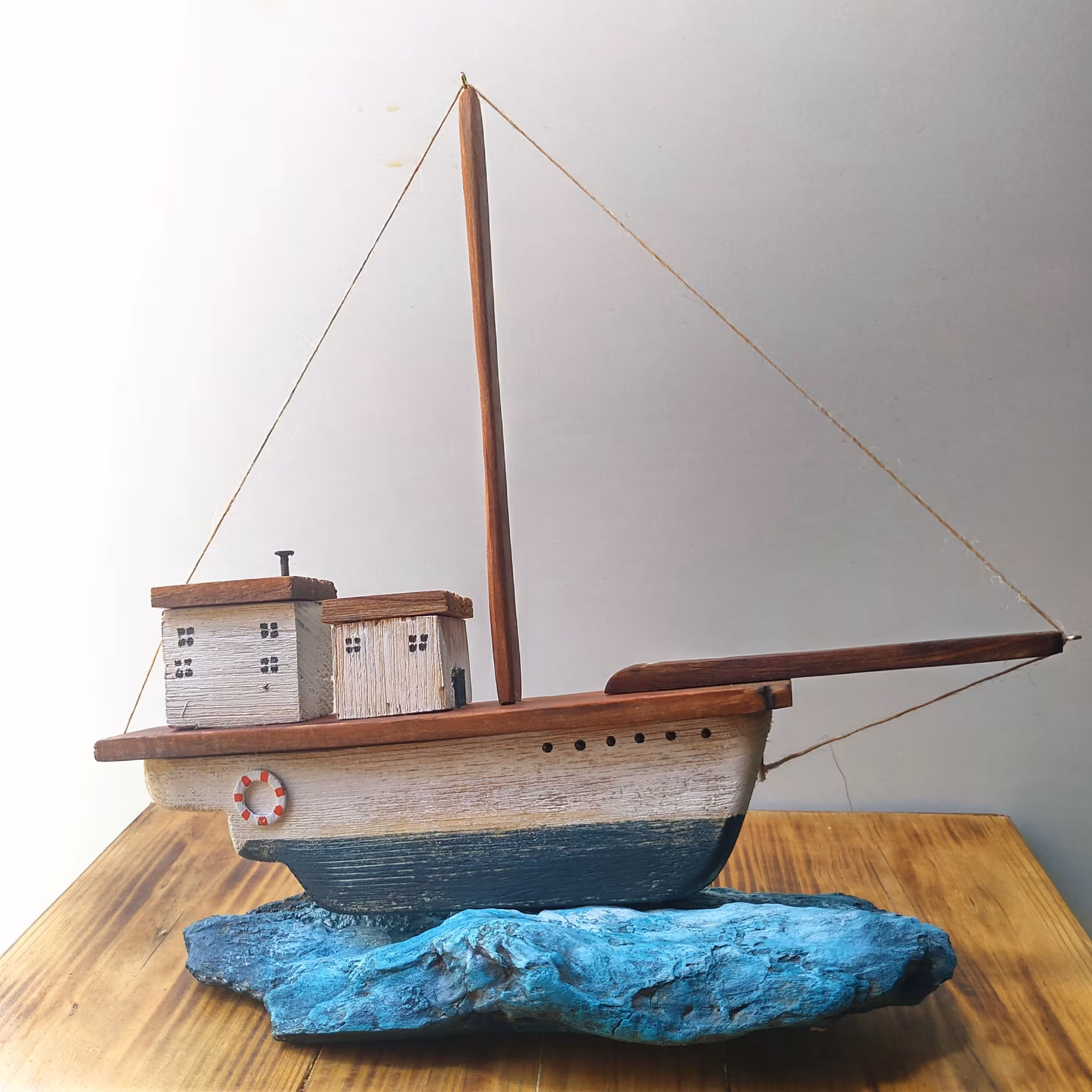 کشتی مینیاتوری کوچک روی پایه