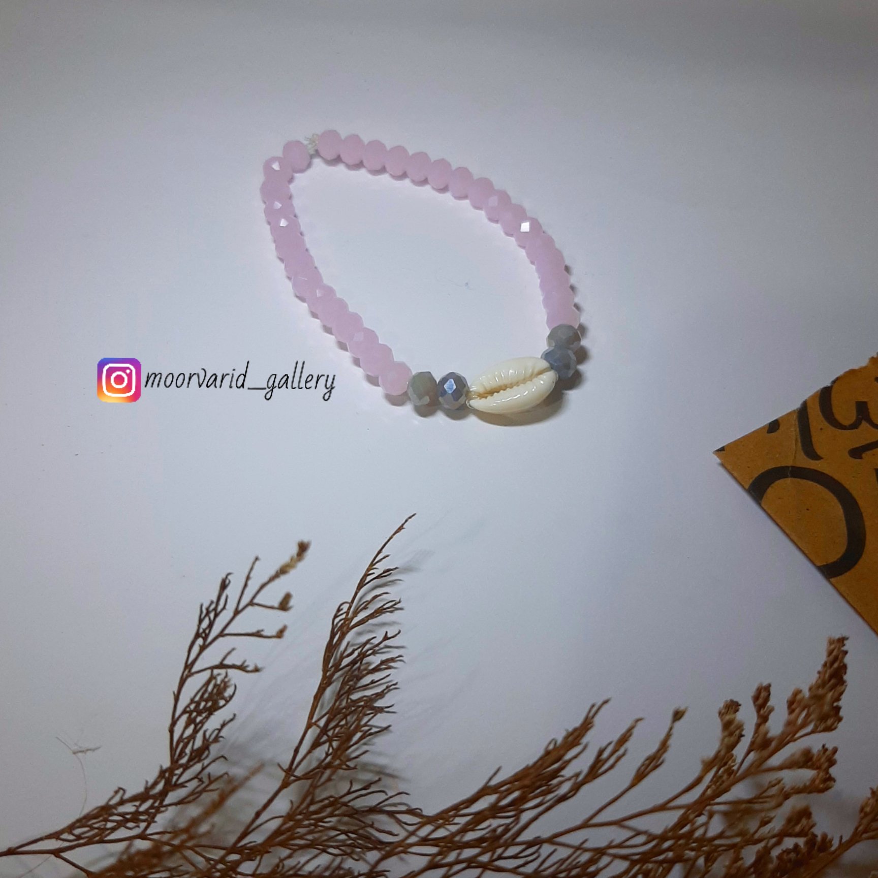 دستبند با پلاک صدف و سنگ های کریستال یاسی و طوسی