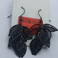 گوشواره آویز طرح برگ مشکی دخترانه