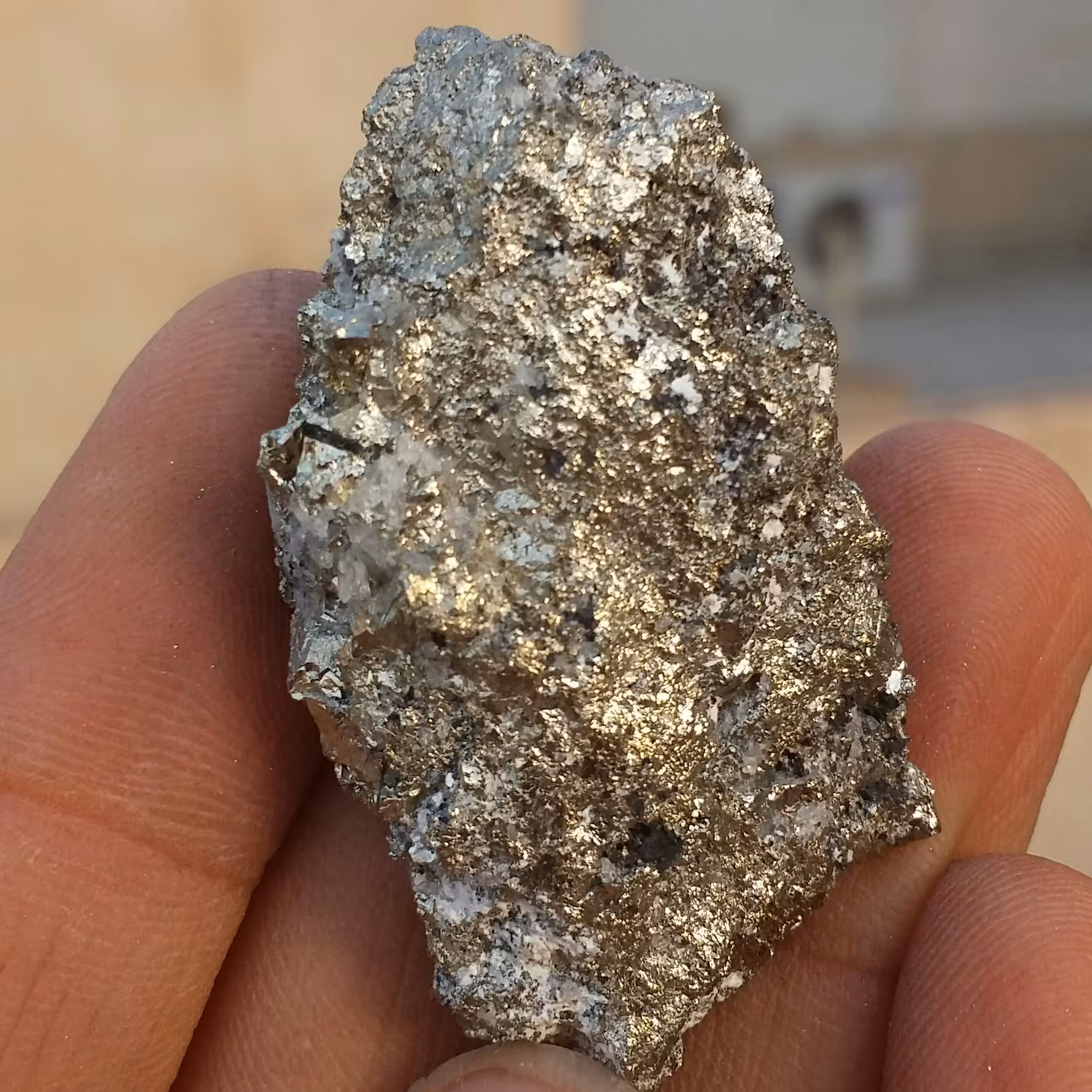 نمونه فوق کلکسیونی سنگ راف  پیریت طلایی ملقب به سنگ طلا همرشدی با بورنیت 100 در 100 طبیعی شاهکار خلقت
کد 9374