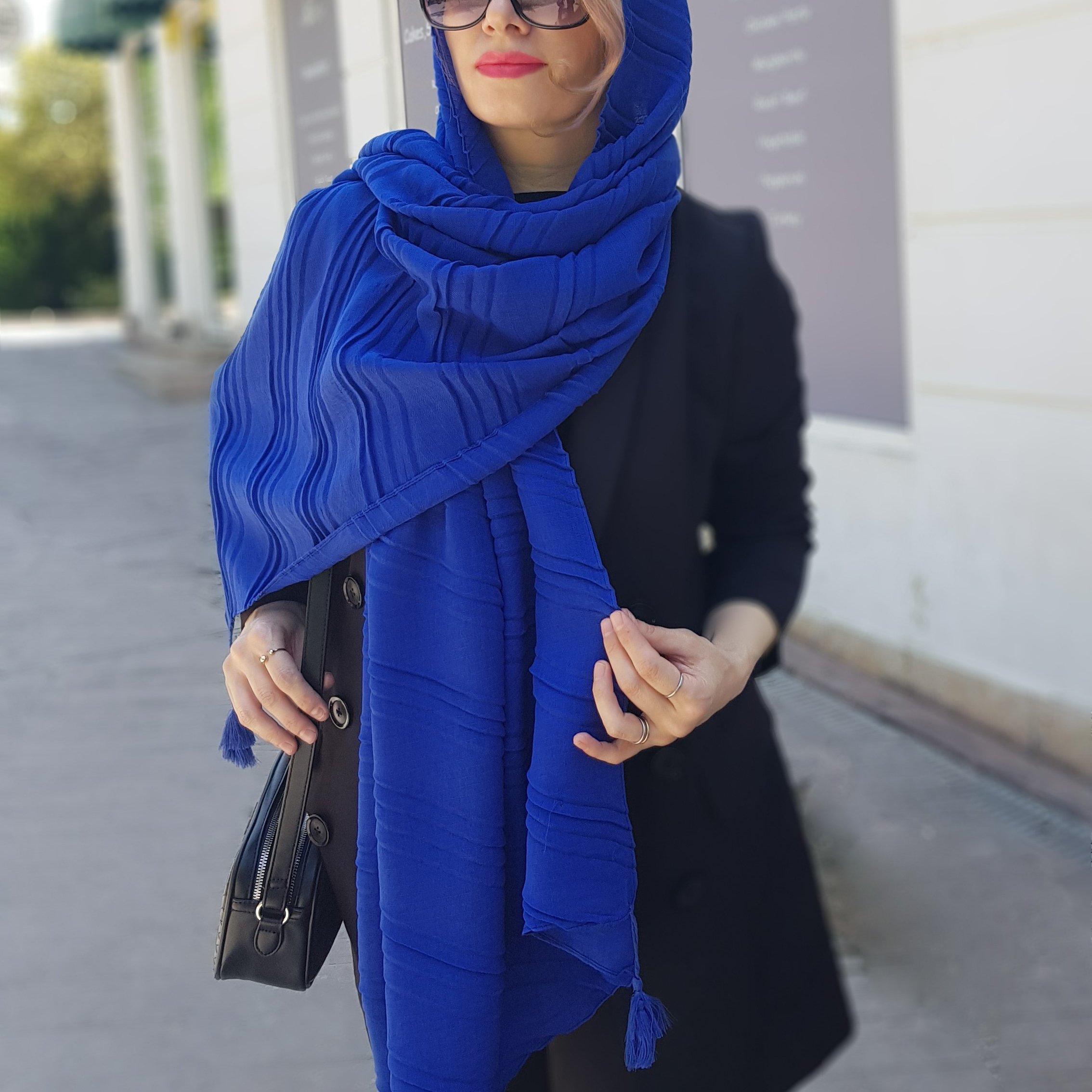 شال نخی پلیسه ،رنگ آبی کاربنی،مناسب چهارفصل ،ابعاد 2در 70