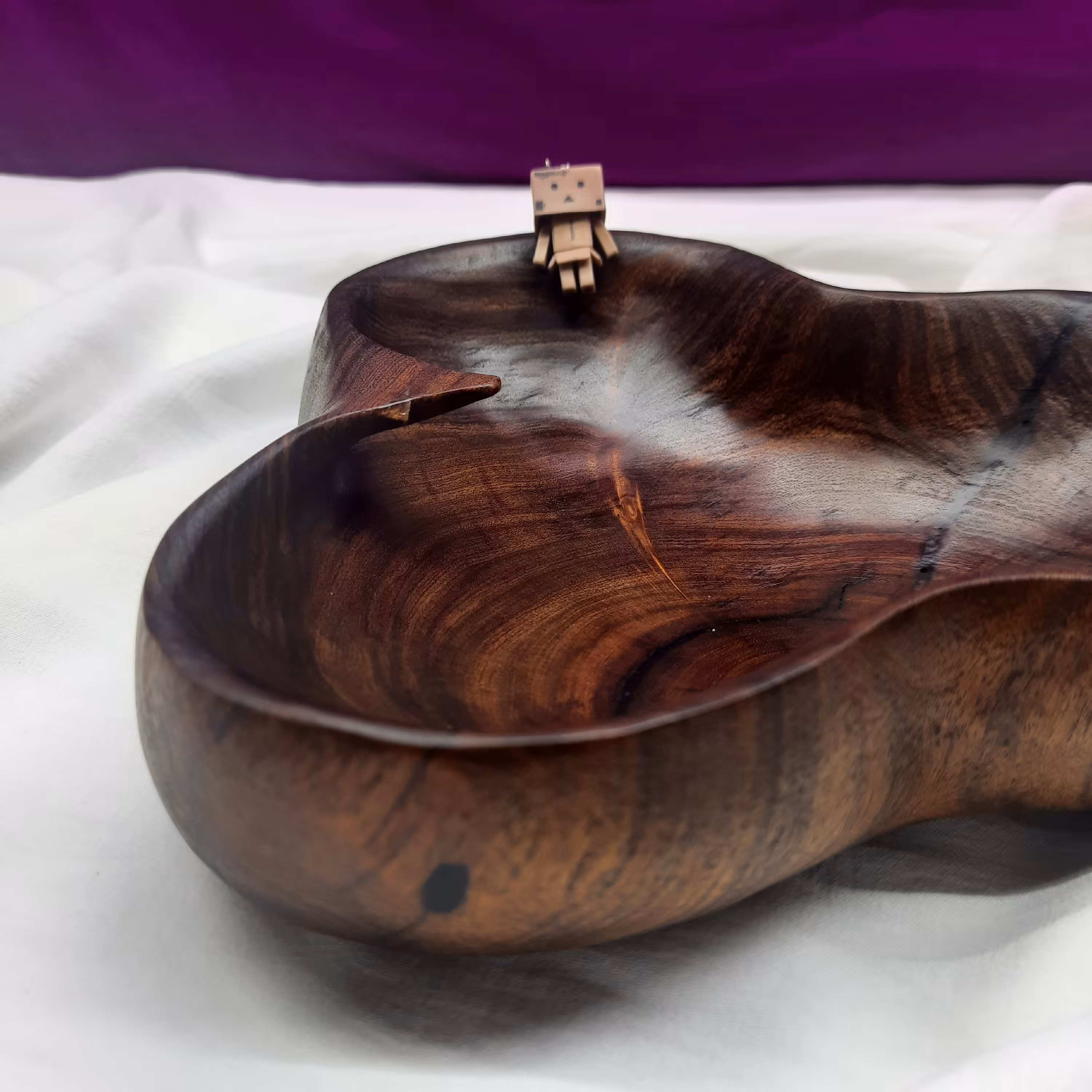 ظرف پذیرایی دفرمه و موج دار چوب کهور مناسب شکلات و آجیل