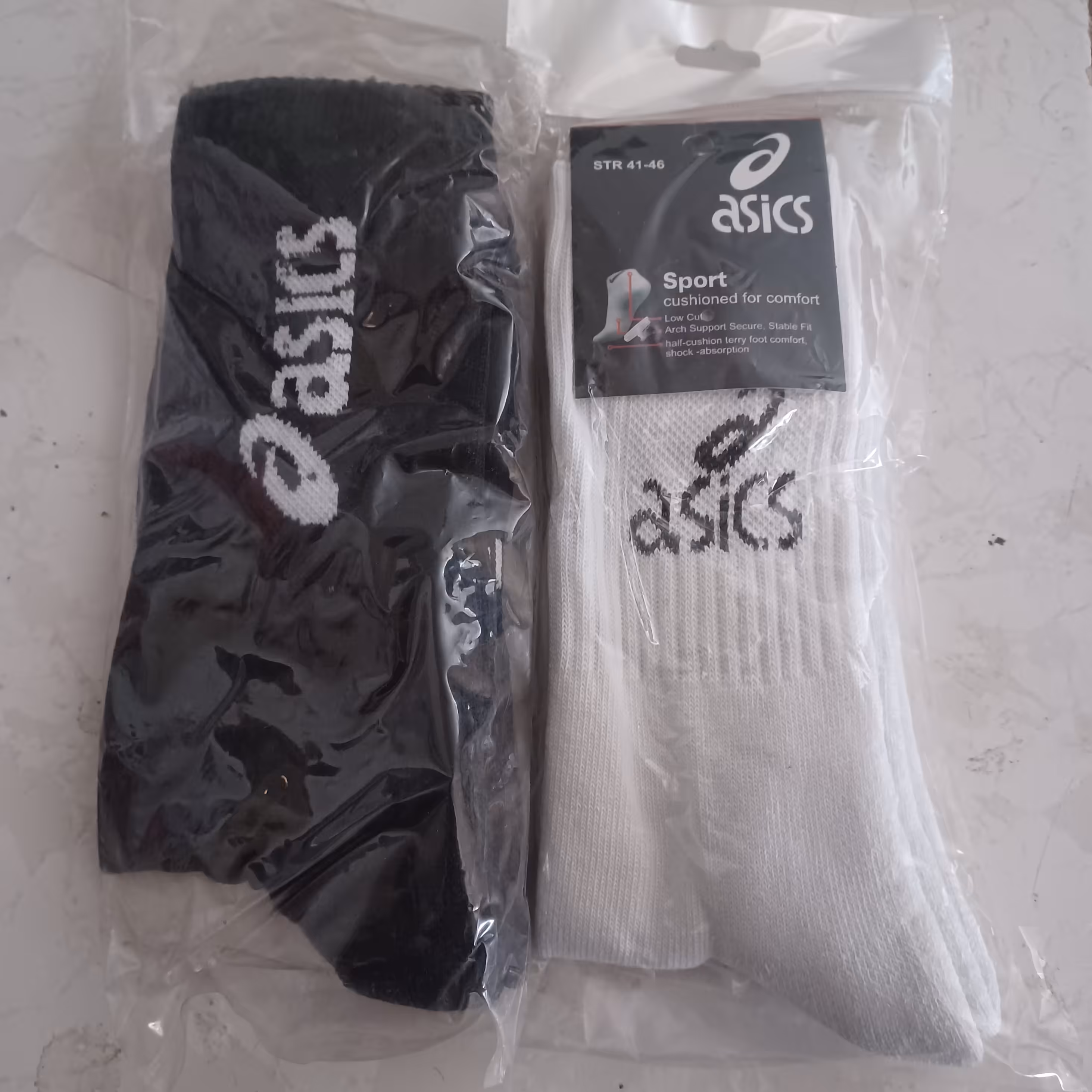 جوراب ورزشی  ساق کوتاه در دو رنگ سفید و مشکی