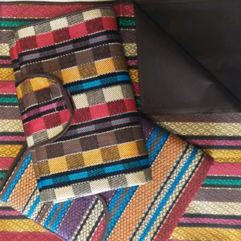 رویه ی این زیرانداز از پارچه ی محکمی تشکیل شده و لایه ی پشتی این محصول هم از نوعی پارچه شبیه پلاستیک است که باعث جذب کمت