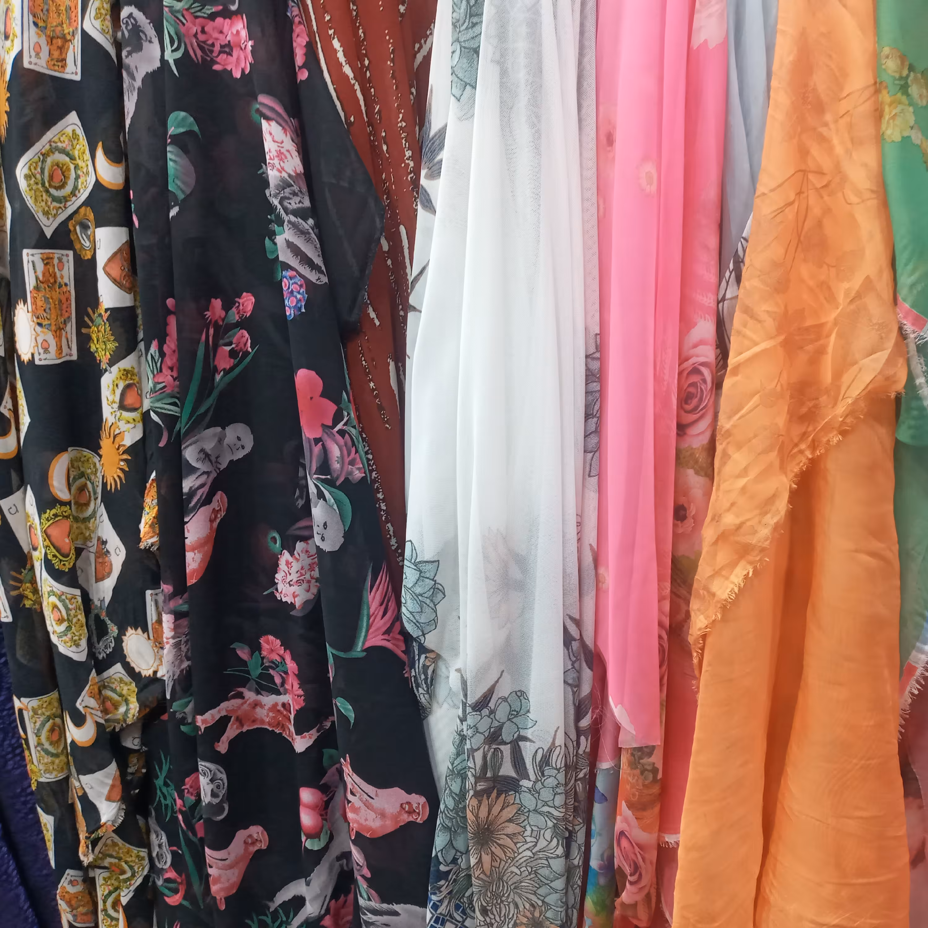 پارچه حریر در رنگ ها و طرح های مختلف_ متری 40تومان_ لطفا قبل از خرید جهت اطلاع از موجودی رنگ مورد نظر پیام دهید با تشکر.