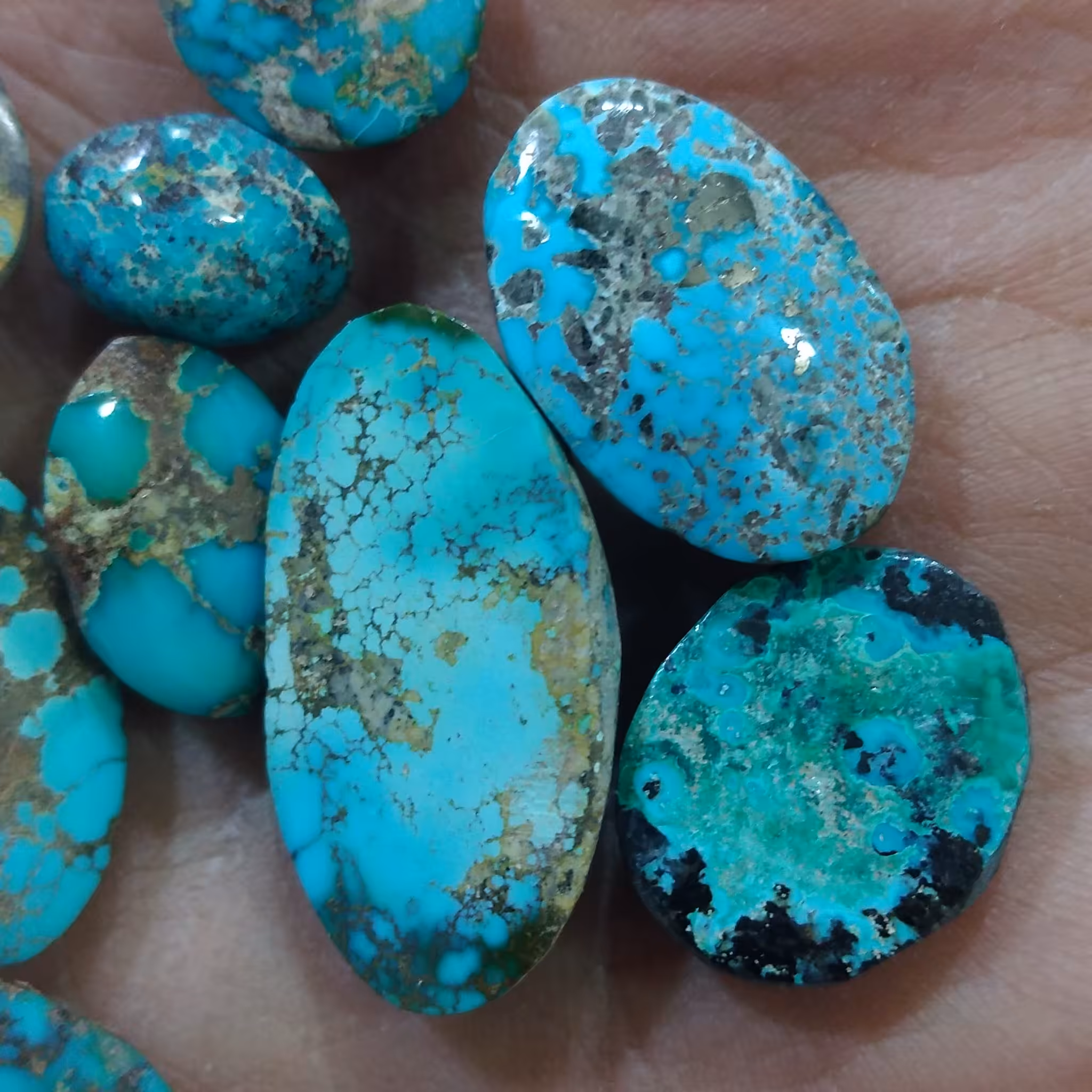 سنگ فیروزه اصل نیشابور  به شرط نیشابور بودن از کسی که خودش تراشیده خریدم 