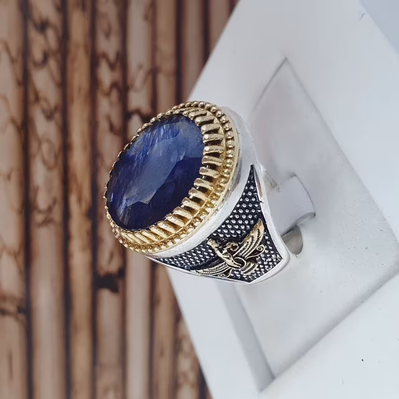 انگشتر نقره 925 عیار استاندارد بقل برنجی طرح  فروهر با نگین یاقوت کبود افریقایی  اصل و معدنی کیفیت عالی 
