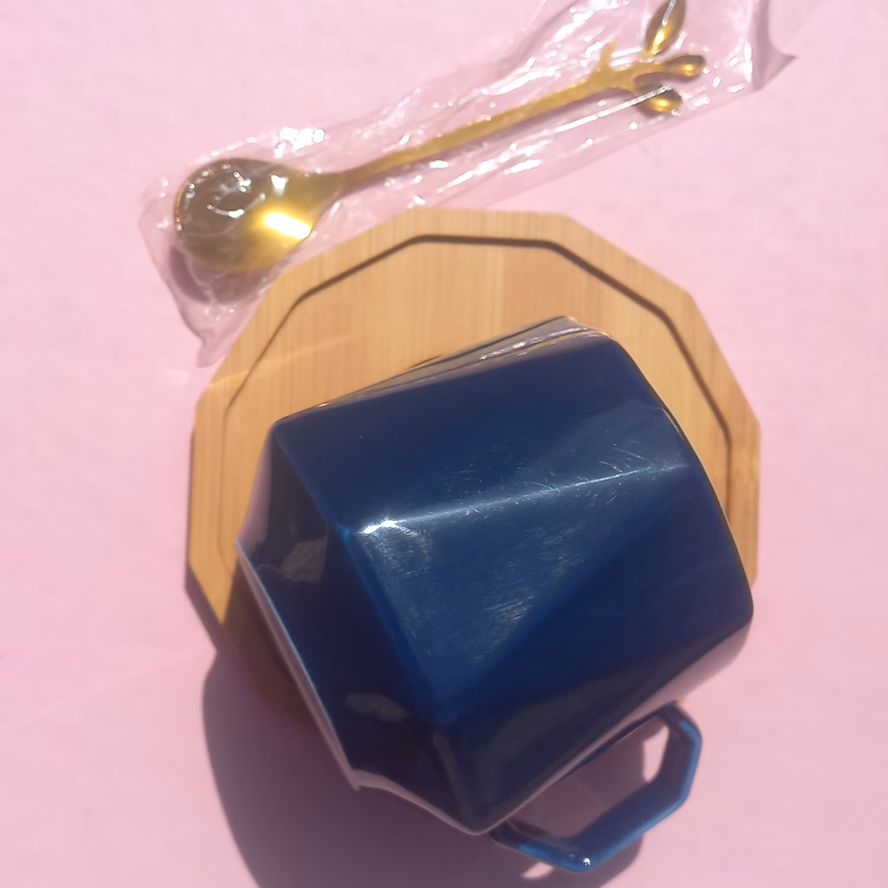 ماگ به همراه زیر و قاشق رنگ سورمه جذاب و کاربردی برای عاشق های ماگ 