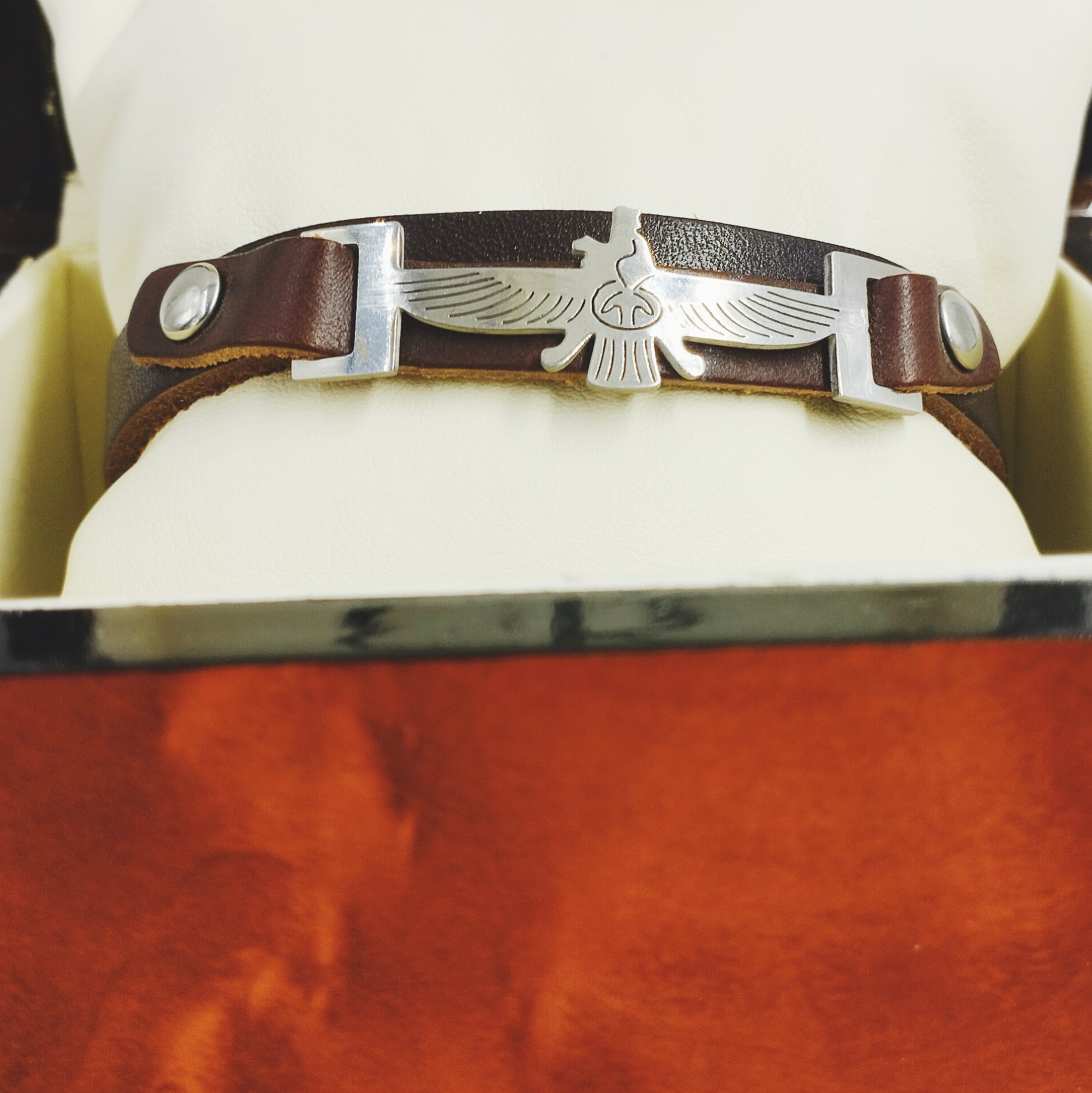 دستبند چرم طرح فروهر پلاک سفید چرم قهوای