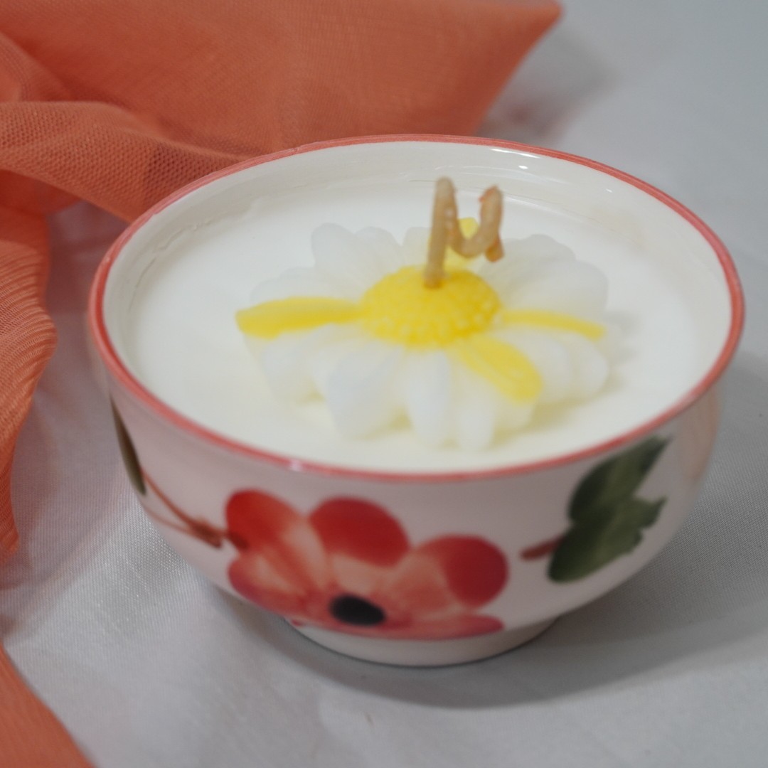 شمع  سفید و زرد کاسه ای گل مارگاریت