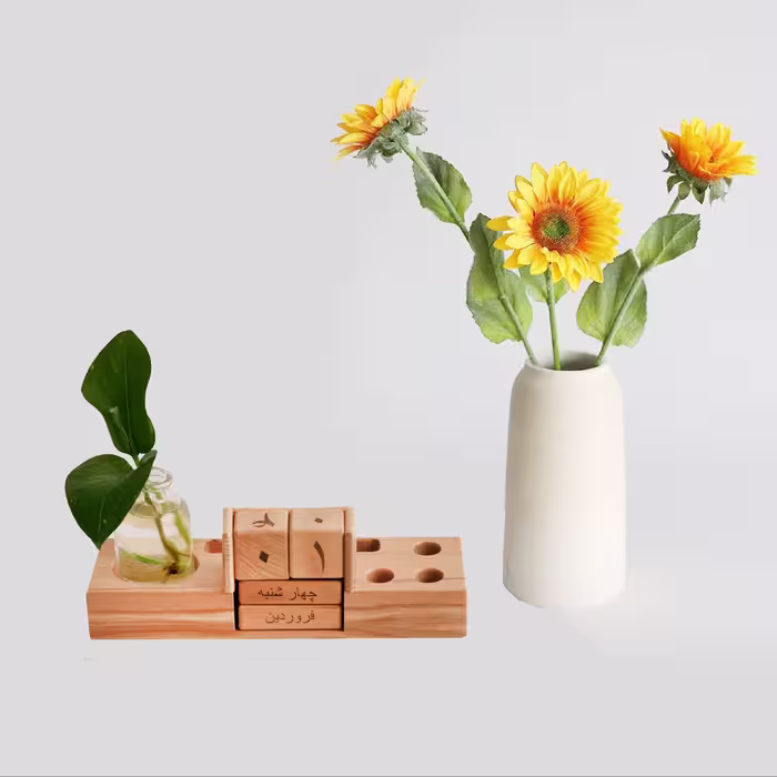 هدیه تبلیغاتی تقویم چوبی رومیزی همراه گلدان با قابلیت حکاکی
