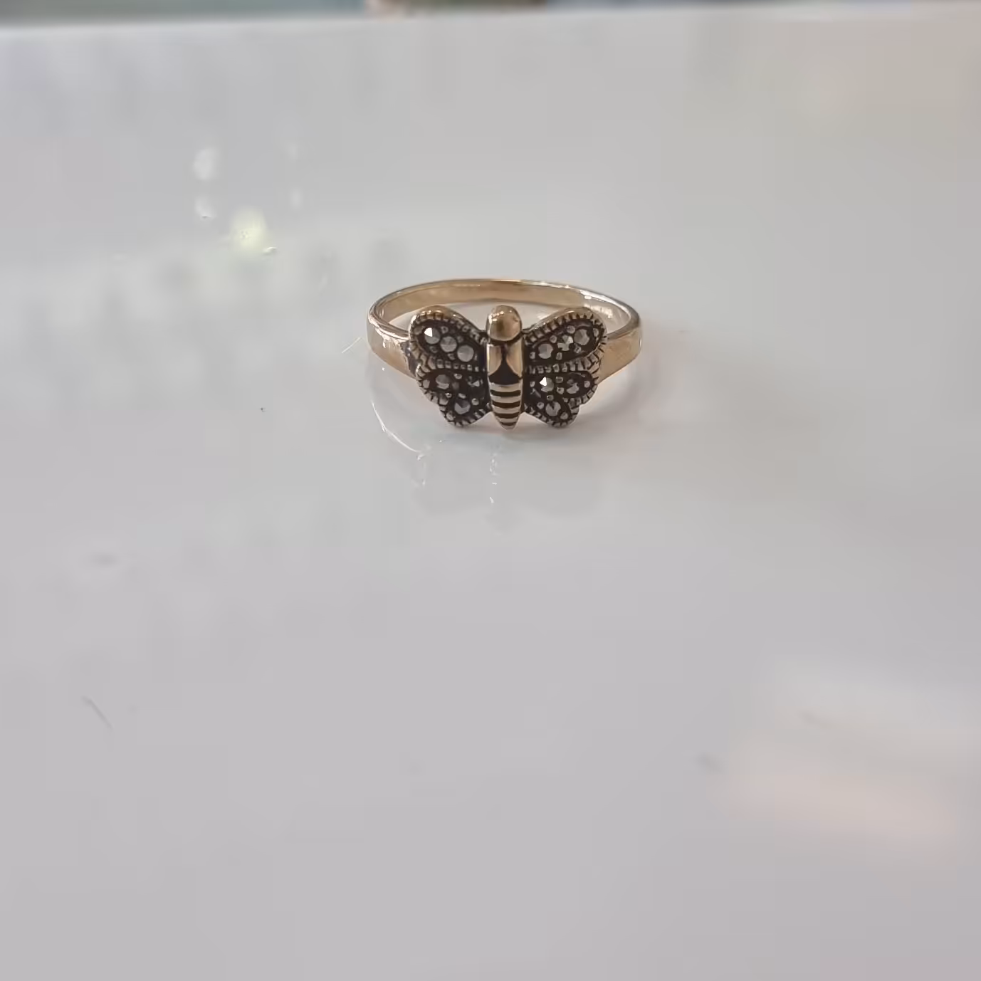 انگشتربرند طلاروس.طرح پروانه رنگ ثابت.قابل سایز شدن.(گالری ویداس)بدلیجات