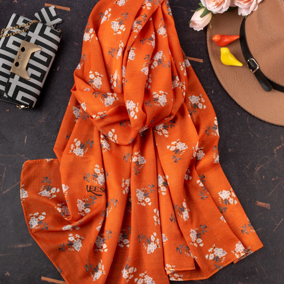شال نخی نارنجی طرح شکوفه ریز