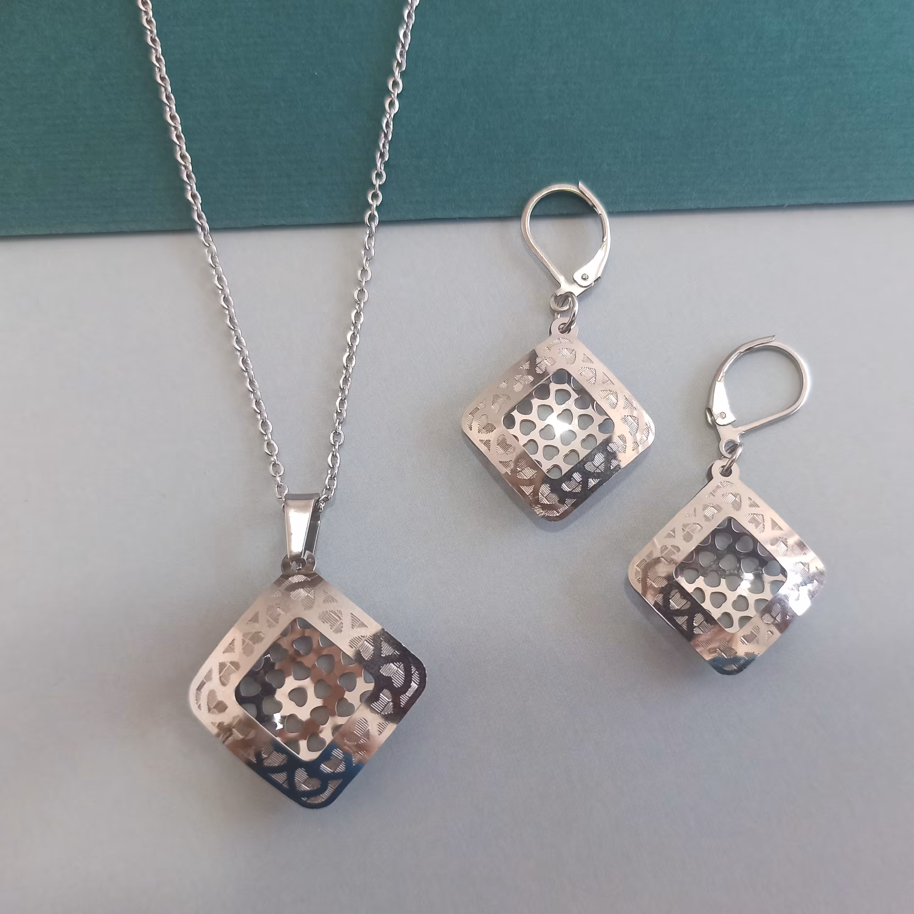 نیم ست نقره ای و استیل طرح طلا ، رنگ ثابت 