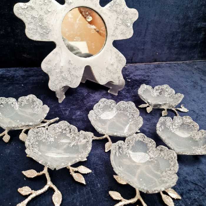 هفت سین رزینی گل پنج پر سفید نقره ای با پایه برگ  7 تکه 