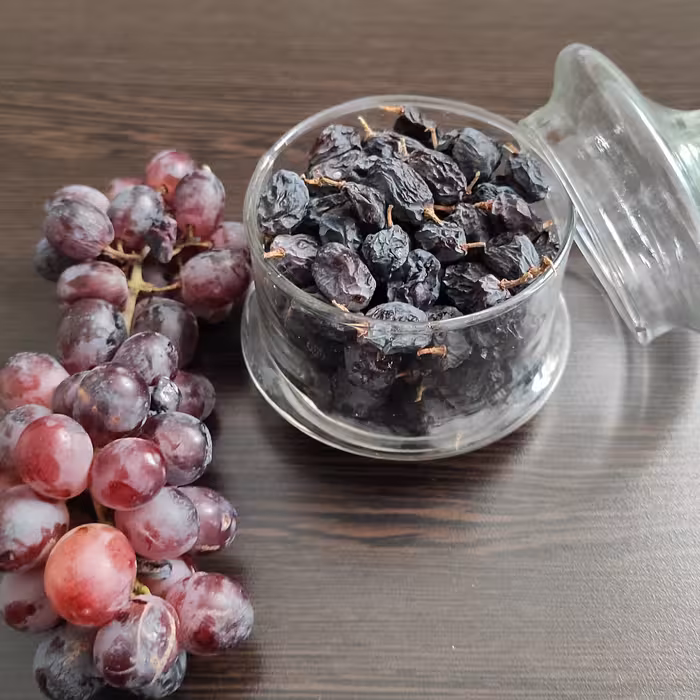 مویز  شیرازی گوشتی دیمی-یک کیلوگرم - ارسال رایگان با خرید 3 کیلو