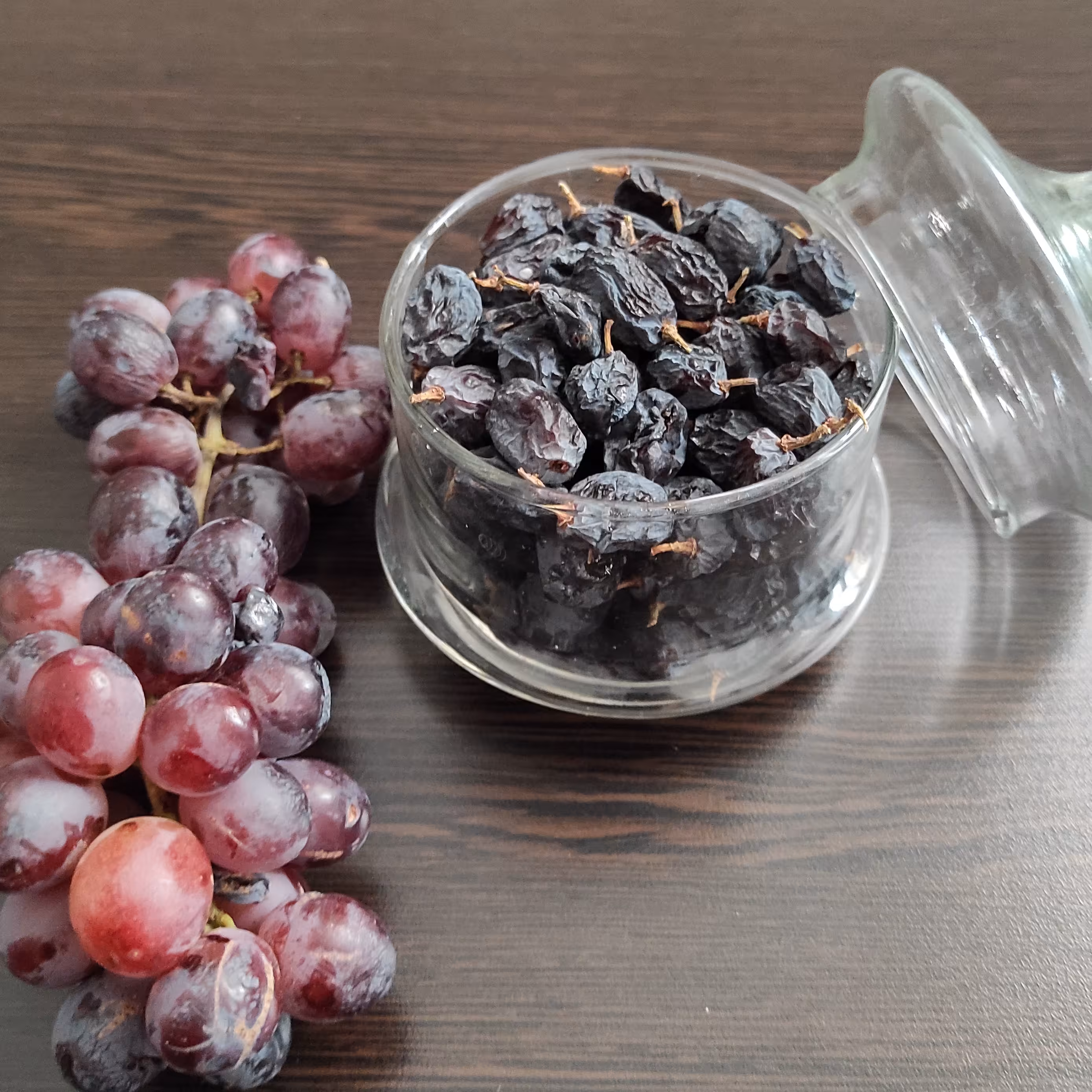 مویز  شیرازی گوشتی دیمی-یک کیلوگرم - ارسال رایگان با خرید 3 کیلو