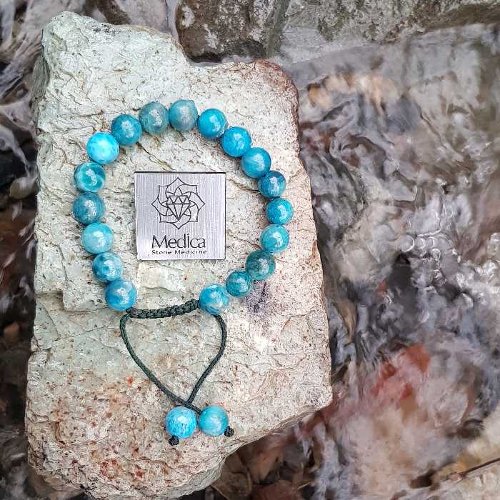 دستبندسنگ آپاتیت آبی طبیعی
سنگ سایز 8 و دور مچ 17 سانت
کد 148