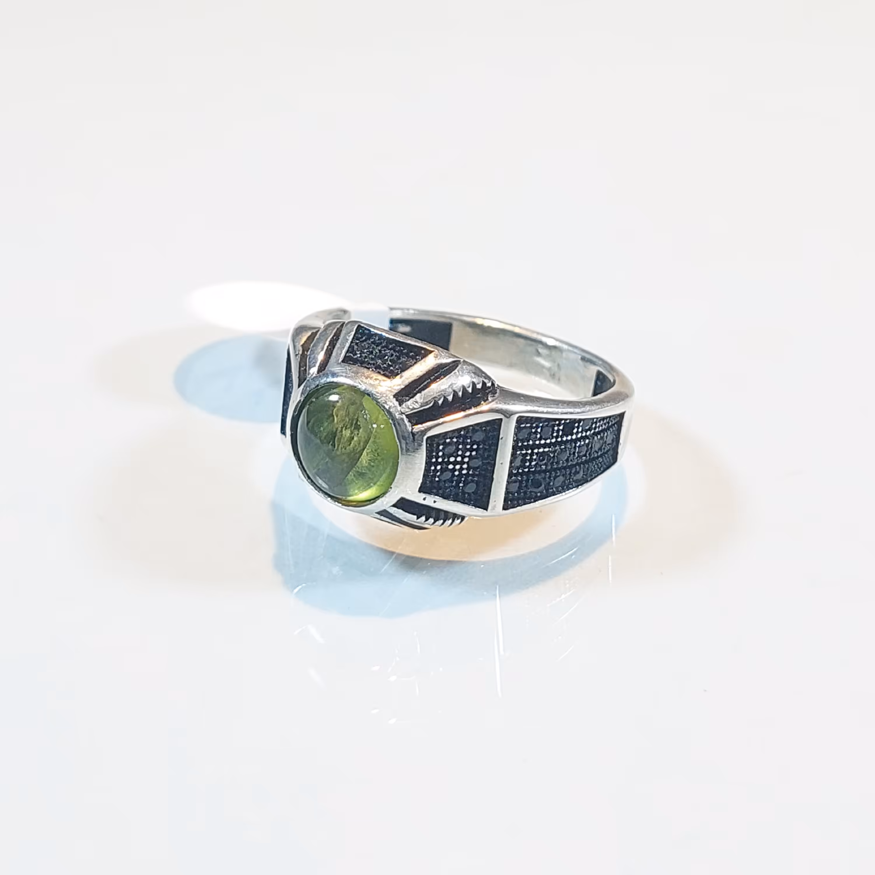 انگشتر نقره مردانه اسپرت مدل سیاه قلم با نگین زبرجد افغانستان 