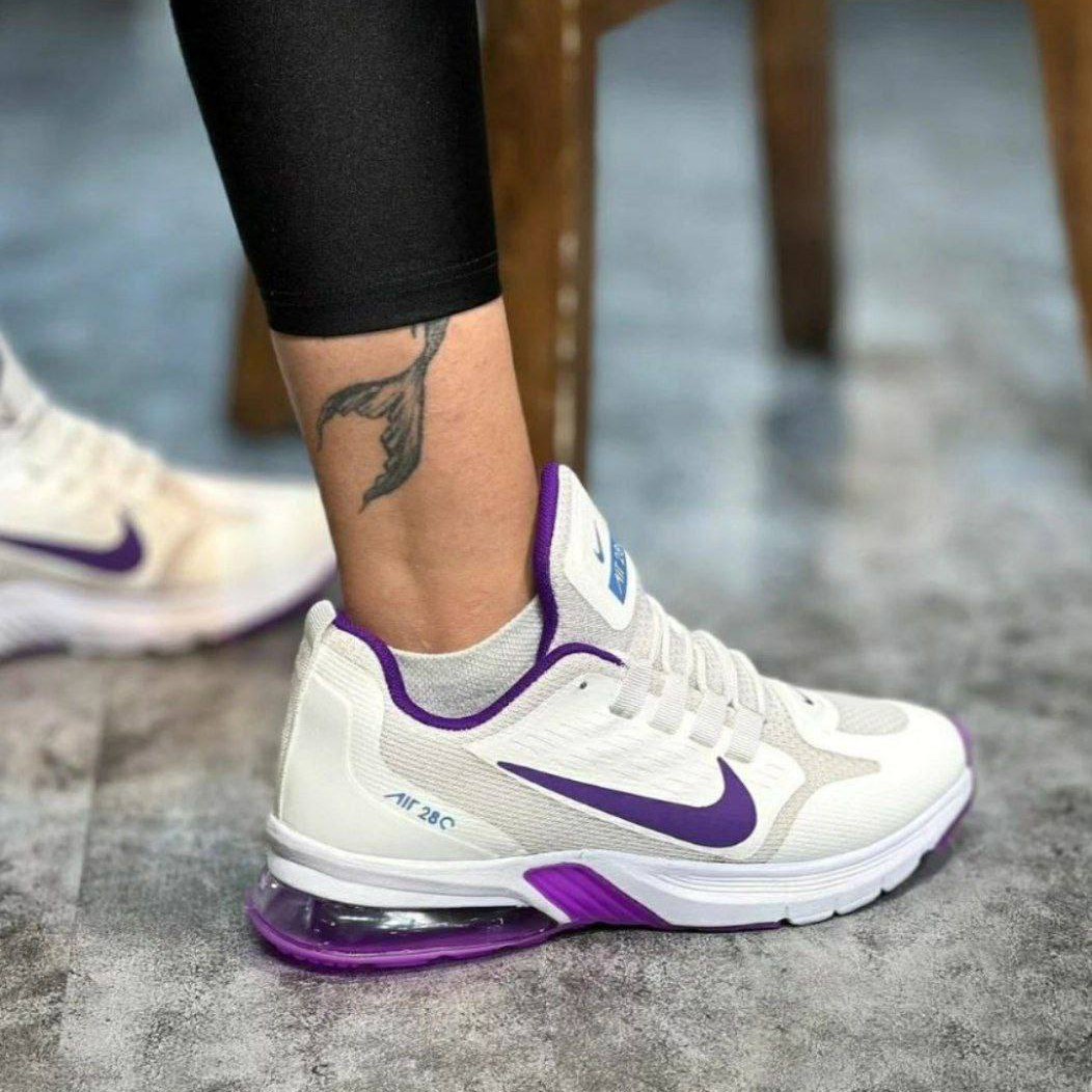 کتونی اسپورت
nike
کیفیت عالی
رویه و زیره خارجی
زیره کپسولی
size 37 ta 40
پاخوری شیک