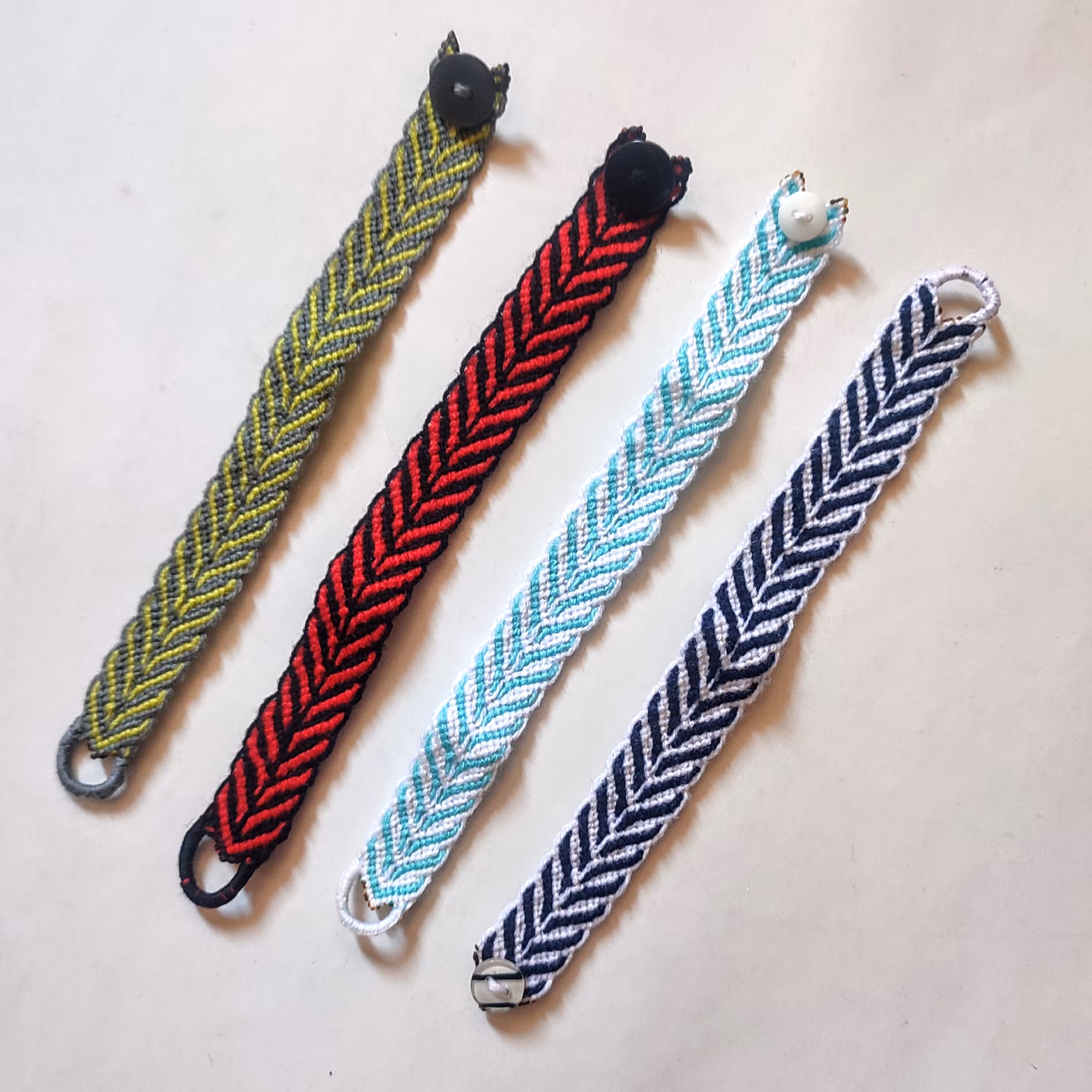 دستبند دوستی طرح V تک رنگ