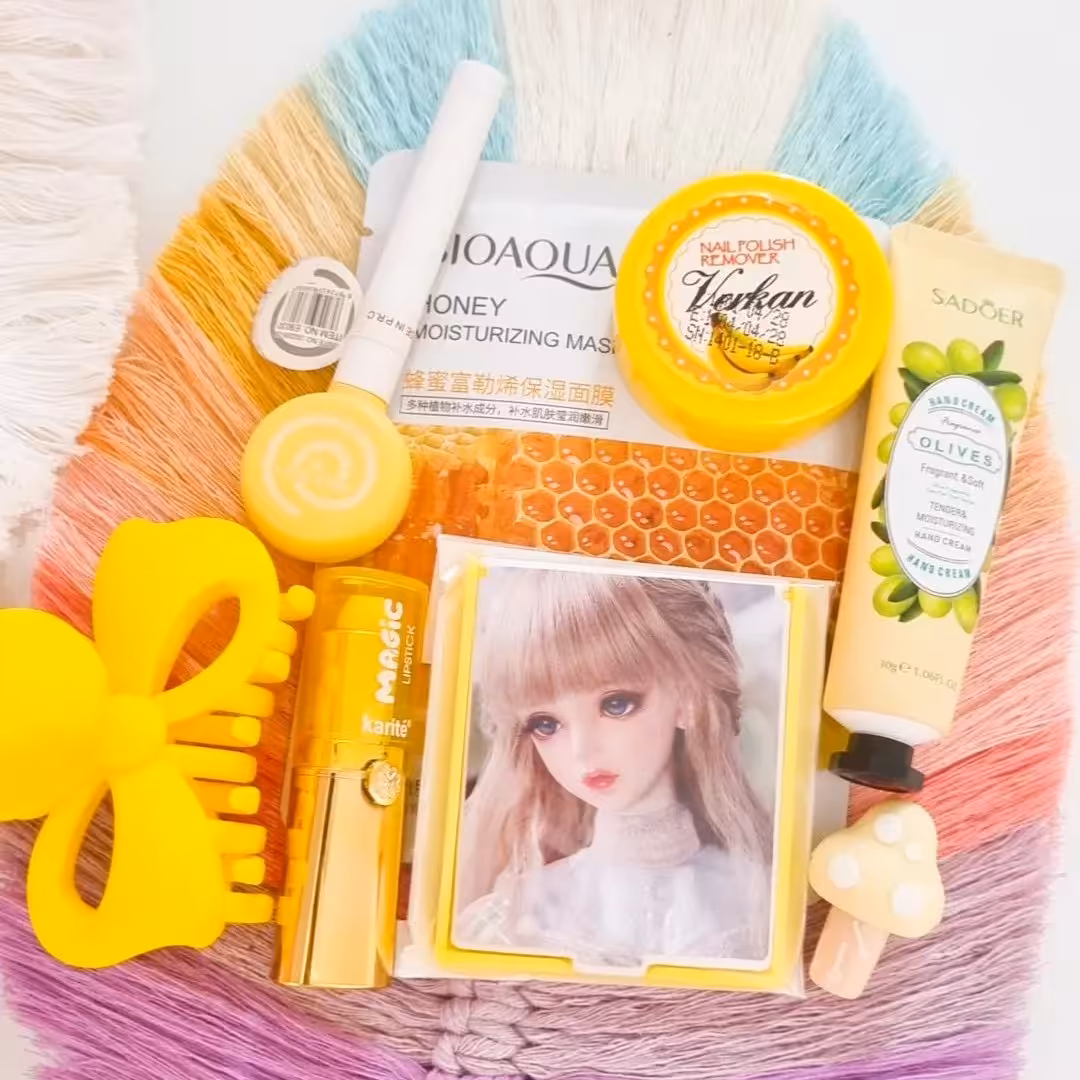 پک هدیه پک کادویی زرد آرایشی ماسک ورقه ای خط چشم رنگی گیره مو آینه جیبی 