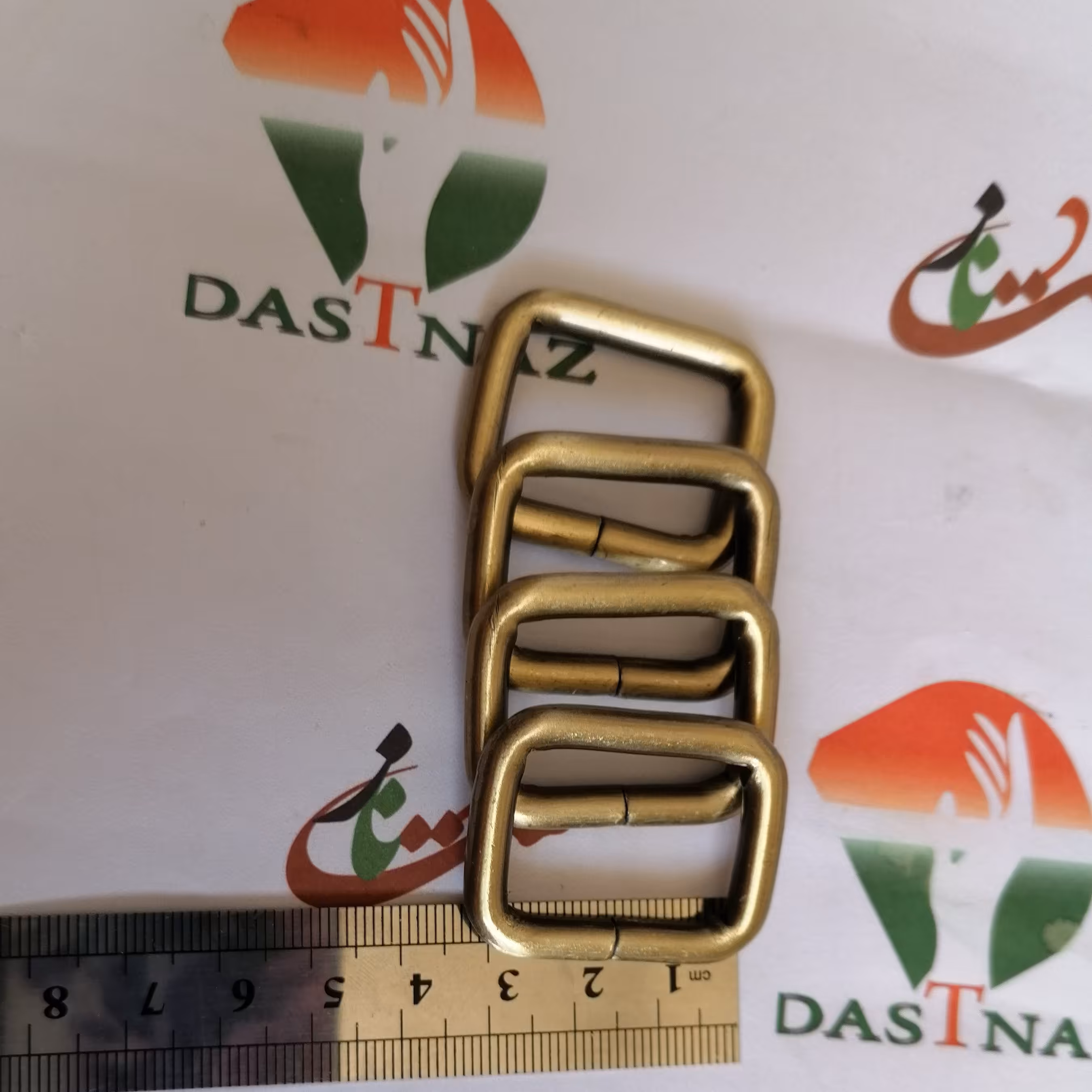 حلقه مربع و بیضی جنس مفتول گرم بالا کیفیت خوب در بسته ده عددی سایز دهنه  2/5 سانت مناسب بند 2/5 