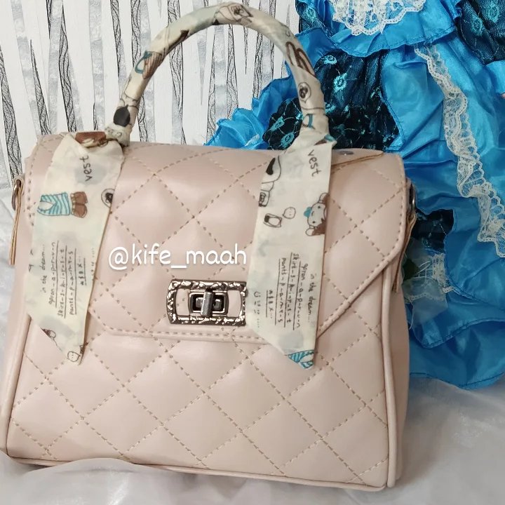 کیف دستی دوشی مدل 1001.دارای بند بلند قابل تنظیم چرمی .داخل کیف سه خانه و یک زیپ کوچک و پشت کیف هم دارای یک زیپ کوچک می