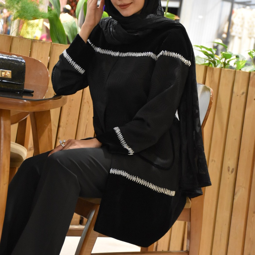 مانتو مزونی ژاکارد مناسب فصل باترکیب مخمل اعلا ونوس باجواهردوزی خاص یه مانتوخاص برای سخت پسندان