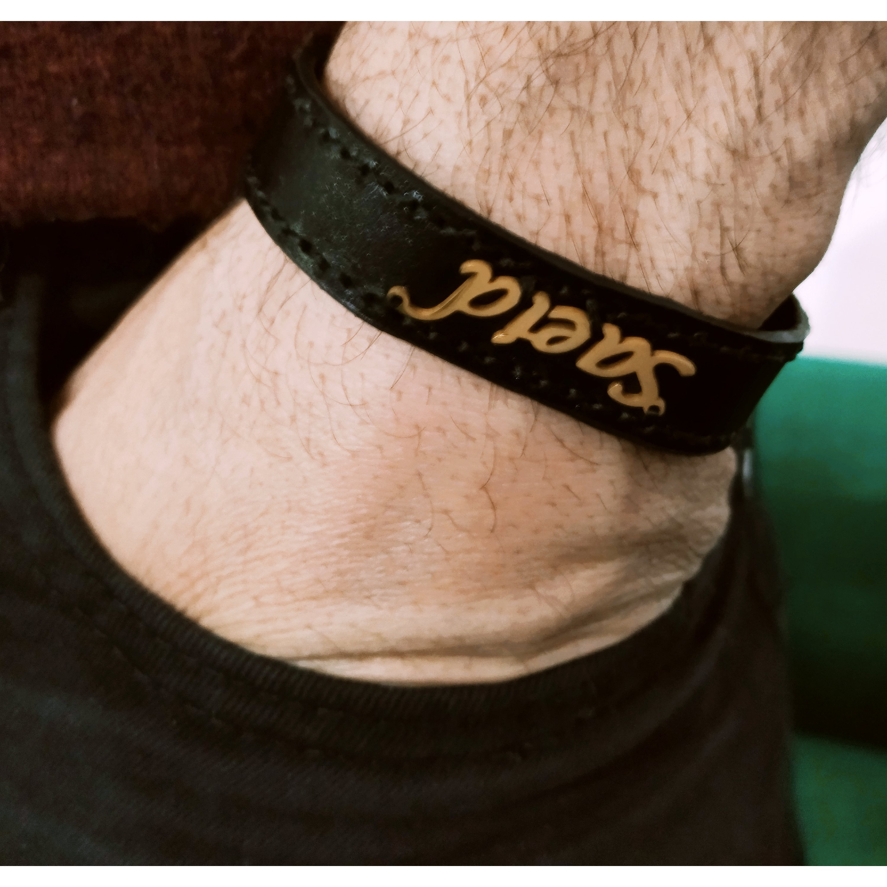 دستبند چرم طبیعی و دست دوز با پلاک رنگ ثابت ، موجود و آماده ارسال