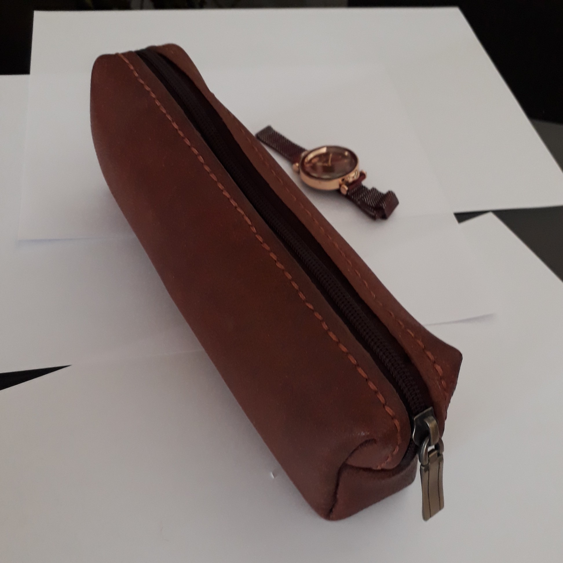 جامدادی چرم لیلیوم  طبیعی و  دستدوز   بادوام و ماندگار  قابل سفارش در رنگهای متفاوت 