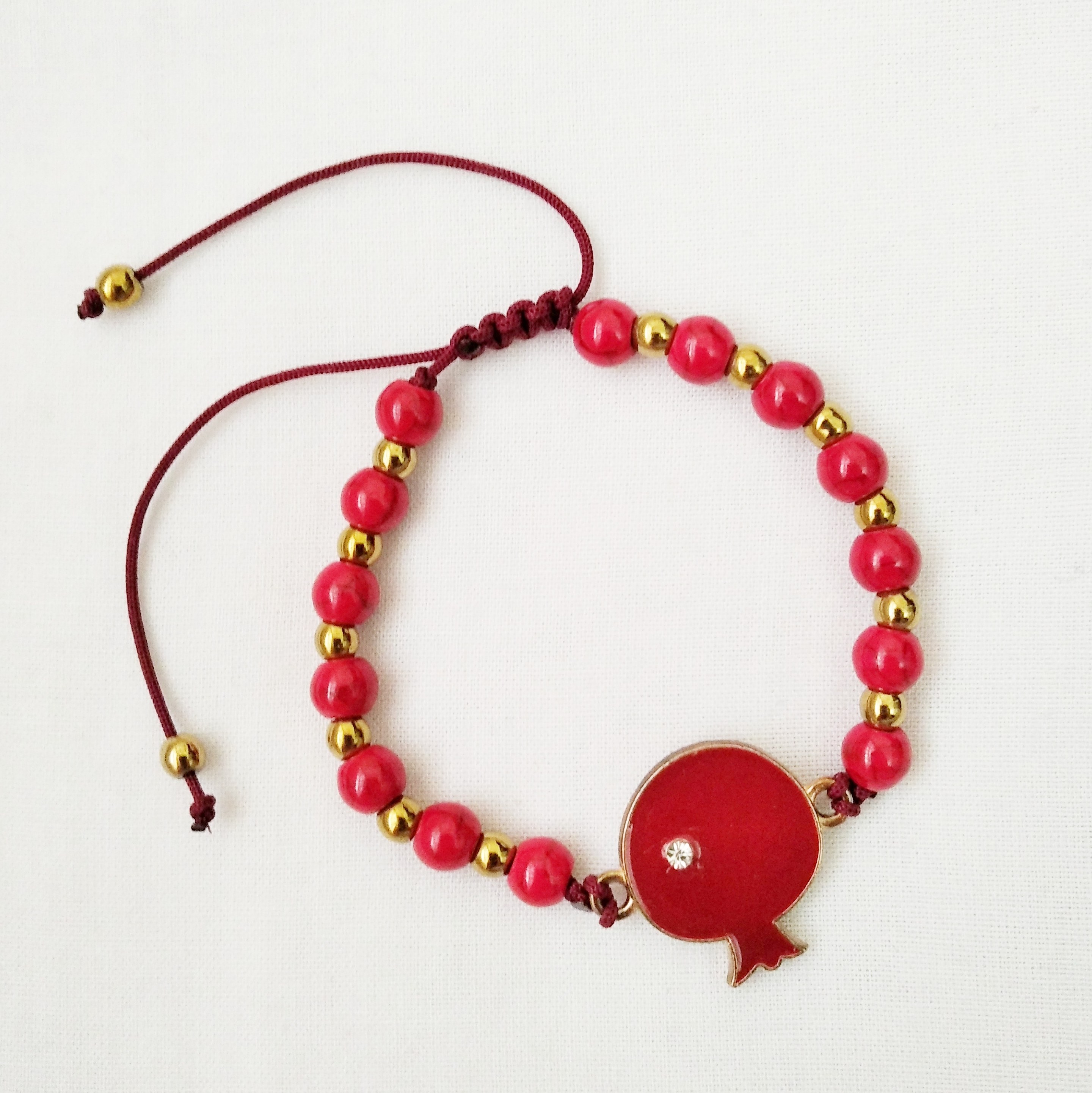 دستبند با خرجکار طرح انار و سنگ های مرجان قرمز