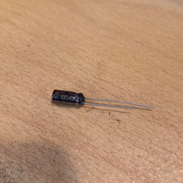 خازن الکترولیت 4.7 میکرو فاراد 100 ولت پک بسته 30 عددی 