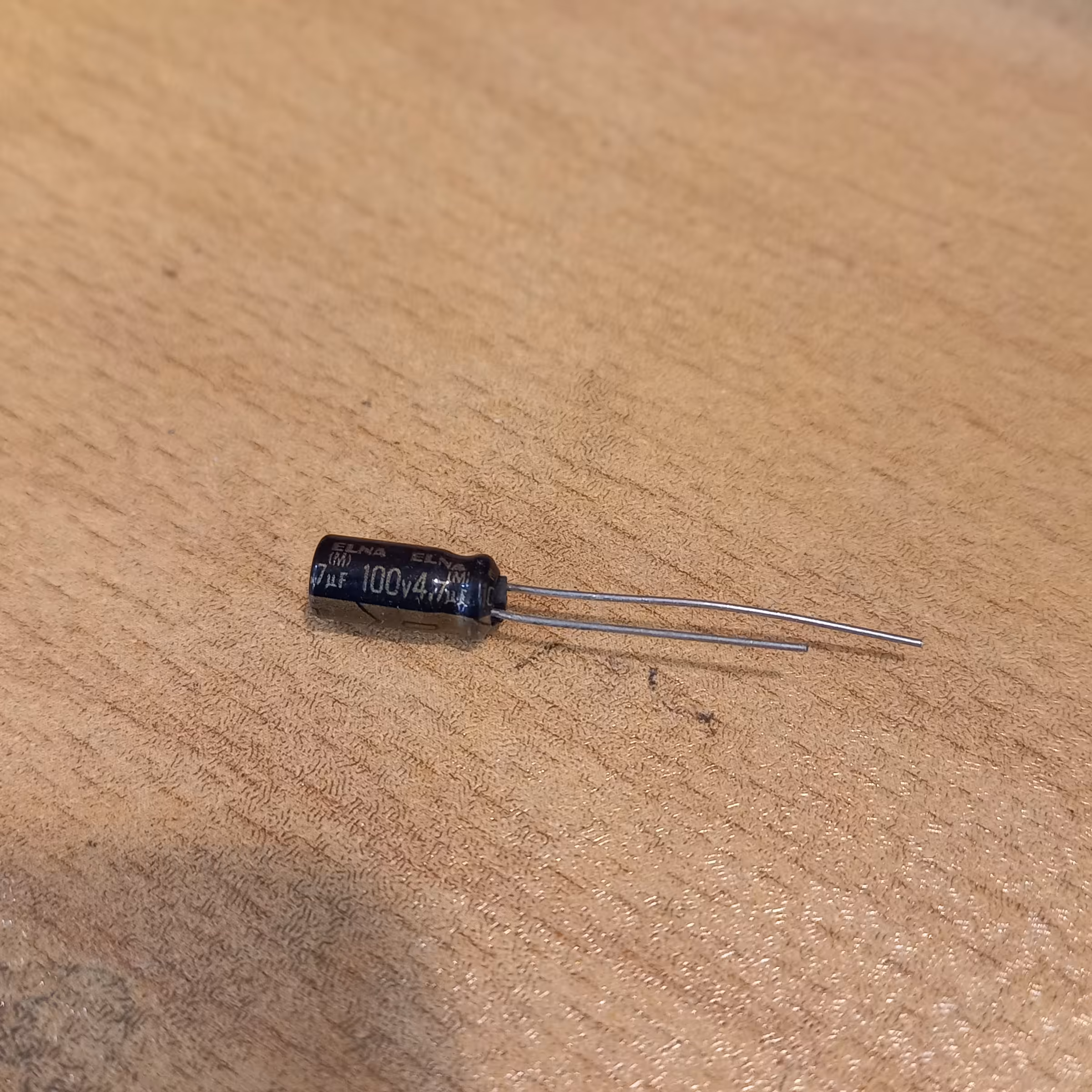 خازن الکترولیت 4.7 میکرو فاراد 100 ولت پک بسته 30 عددی 