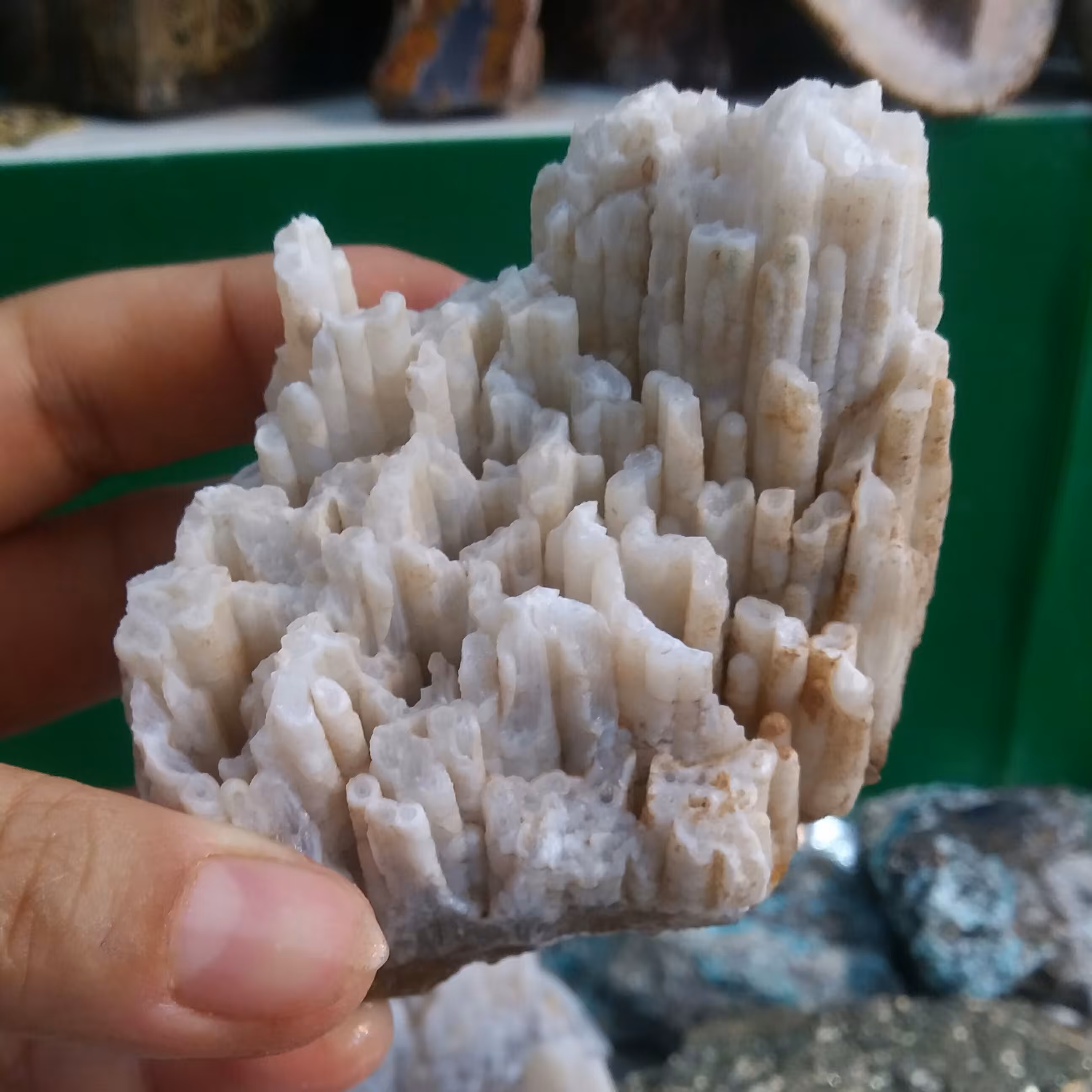 سنگ عقیق قندیلی اصل قندیلهای سفید بر بستر عقیق شفاف کلکسیونی و کمیاب